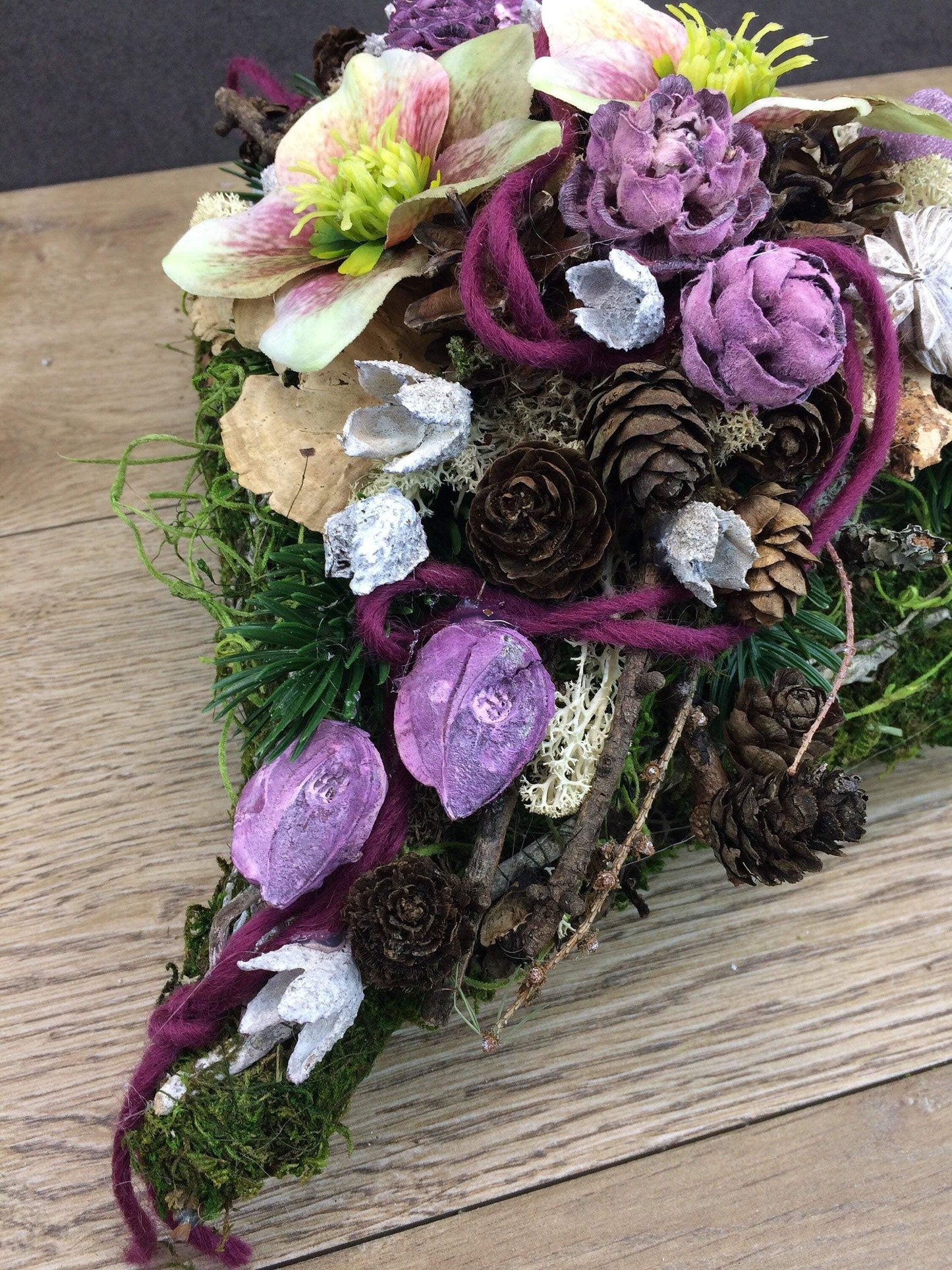Grabgesteck Grabschmuck Herz Christrose Farbwunsch Exoten Tanne Zapfen Hutzeln Allerheiligen Filzschnur Christrosen Grabdeko Grabdekoration – handgemacht aus Seiden- und Kunstblumen, langlebig & pflegeleicht von SarahsFlowerStudio