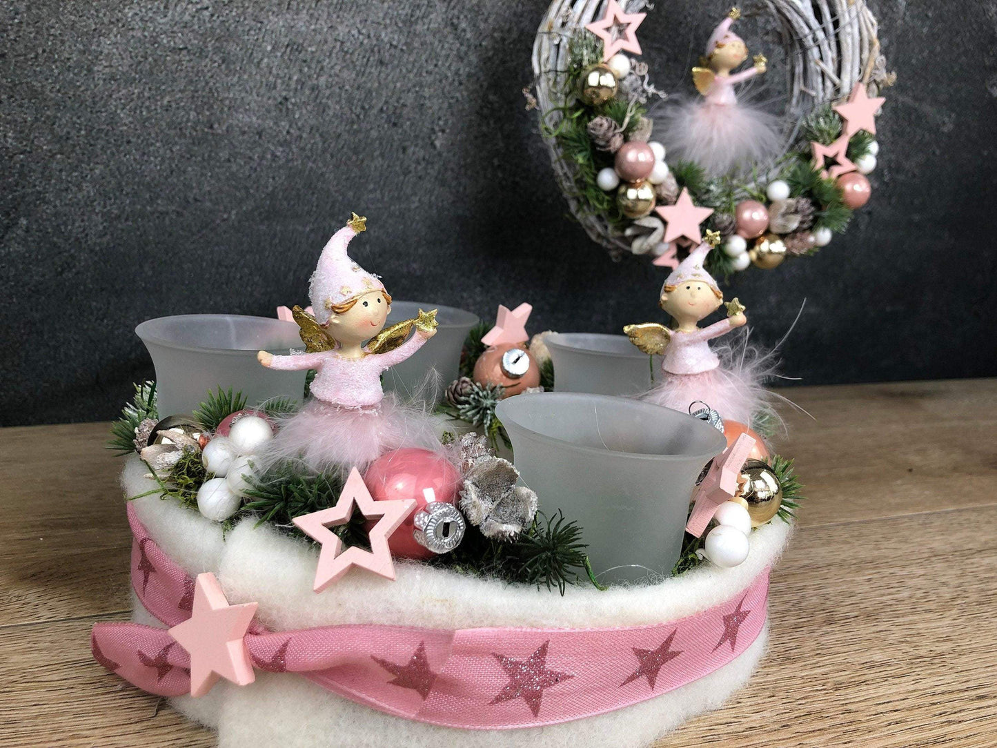 Adventskranz Adventskalender Engel Stern Rosa Zapfen Glitzer Frost mehrjährig rund – handgemacht aus Seiden- und Kunstblumen, langlebig & pflegeleicht von SarahsFlowerStudio
