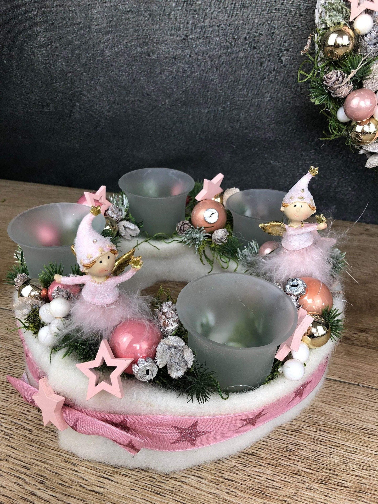 Adventskranz Adventskalender Engel Stern Rosa Zapfen Glitzer Frost mehrjährig rund – handgemacht aus Seiden- und Kunstblumen, langlebig & pflegeleicht von SarahsFlowerStudio