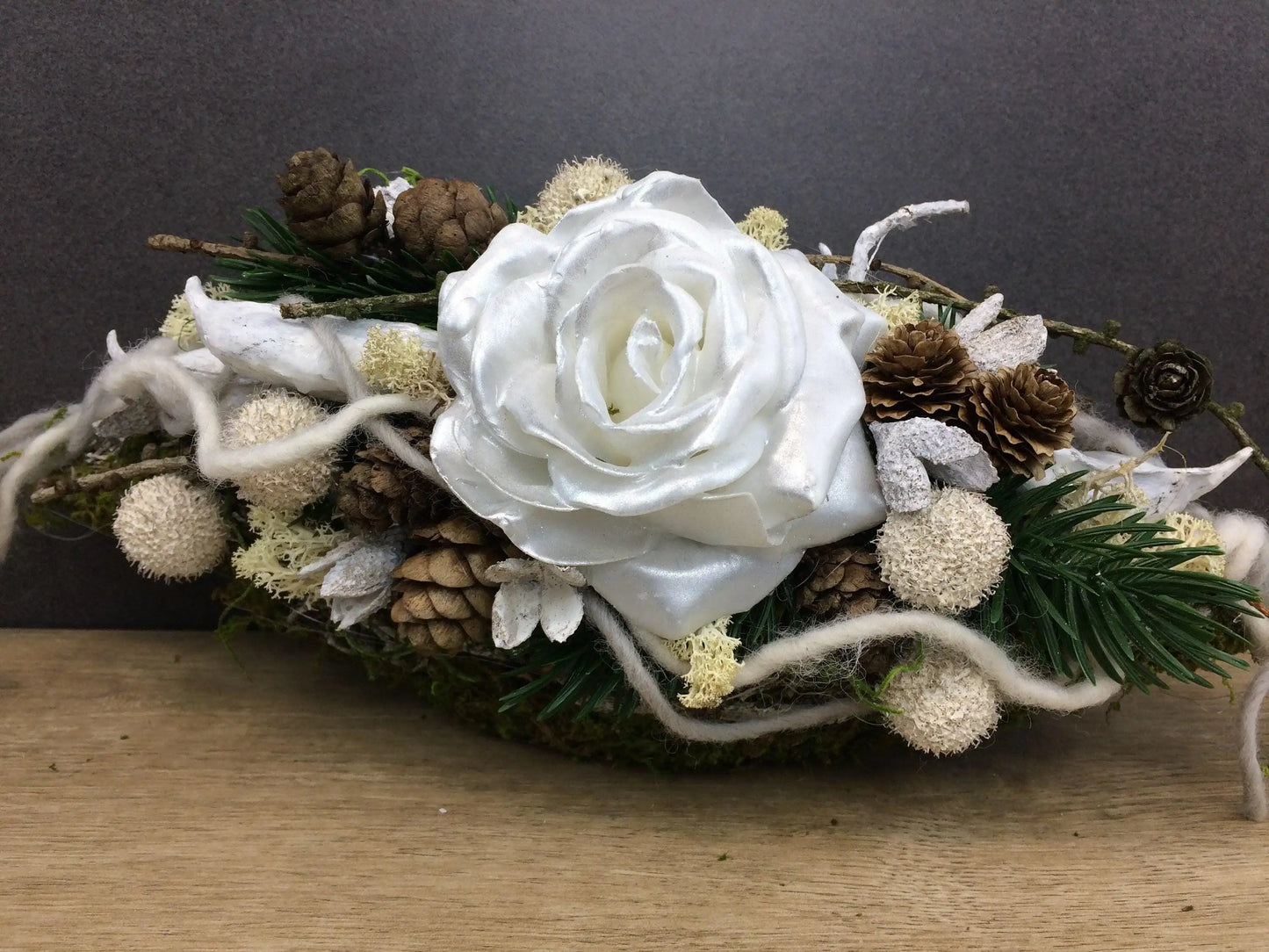 Grabgesteck Allerheiligen Wachsrosen Wachsrose Rose Grabschmuck länglich Grabdekoration – handgemacht aus Seiden- und Kunstblumen, langlebig & pflegeleicht von SarahsFlowerStudio