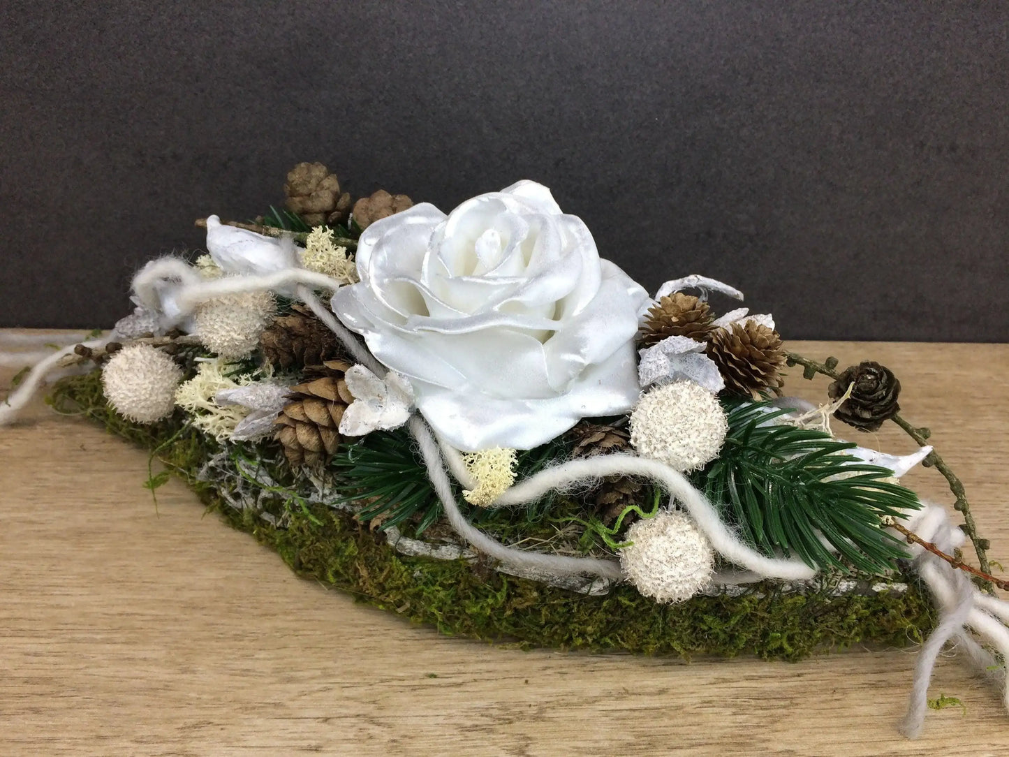 Grabgesteck Allerheiligen Wachsrosen Wachsrose Rose Grabschmuck länglich Grabdekoration – handgemacht aus Seiden- und Kunstblumen, langlebig & pflegeleicht von SarahsFlowerStudio