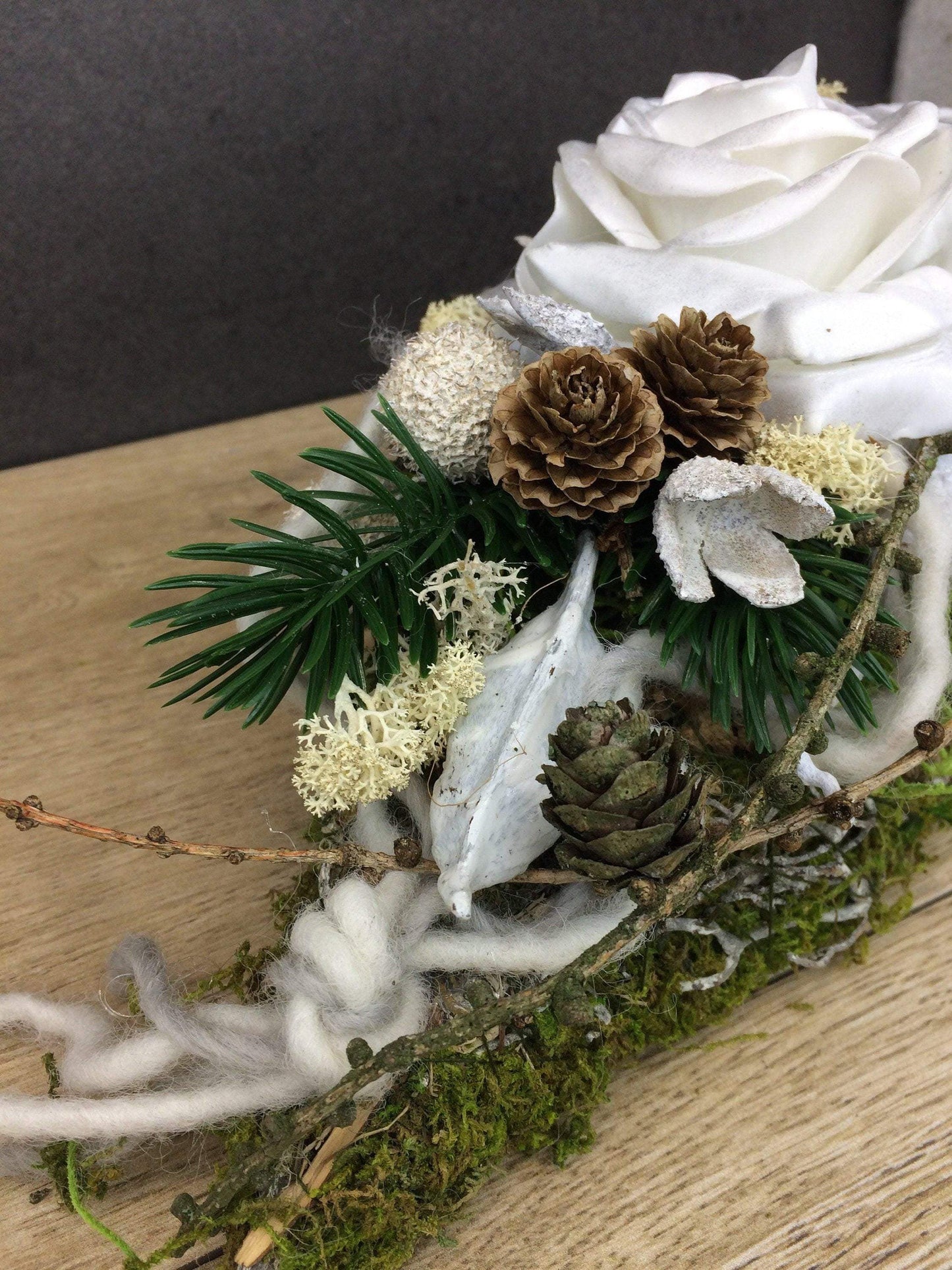 Grabgesteck Allerheiligen Wachsrosen Wachsrose Rose Grabschmuck länglich Grabdekoration – handgemacht aus Seiden- und Kunstblumen, langlebig & pflegeleicht von SarahsFlowerStudio