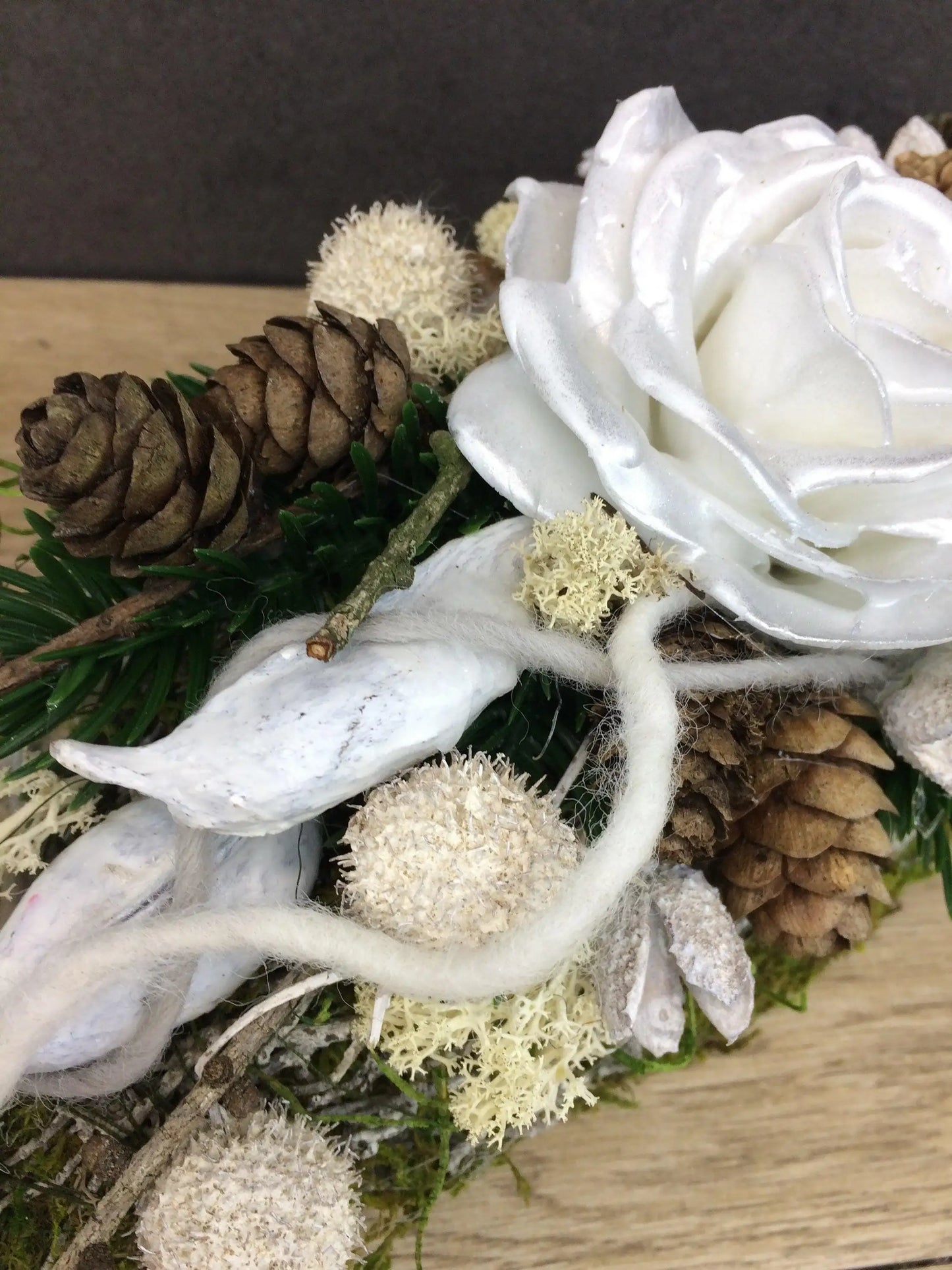 Grabgesteck Allerheiligen Wachsrosen Wachsrose Rose Grabschmuck länglich Grabdekoration – handgemacht aus Seiden- und Kunstblumen, langlebig & pflegeleicht von SarahsFlowerStudio