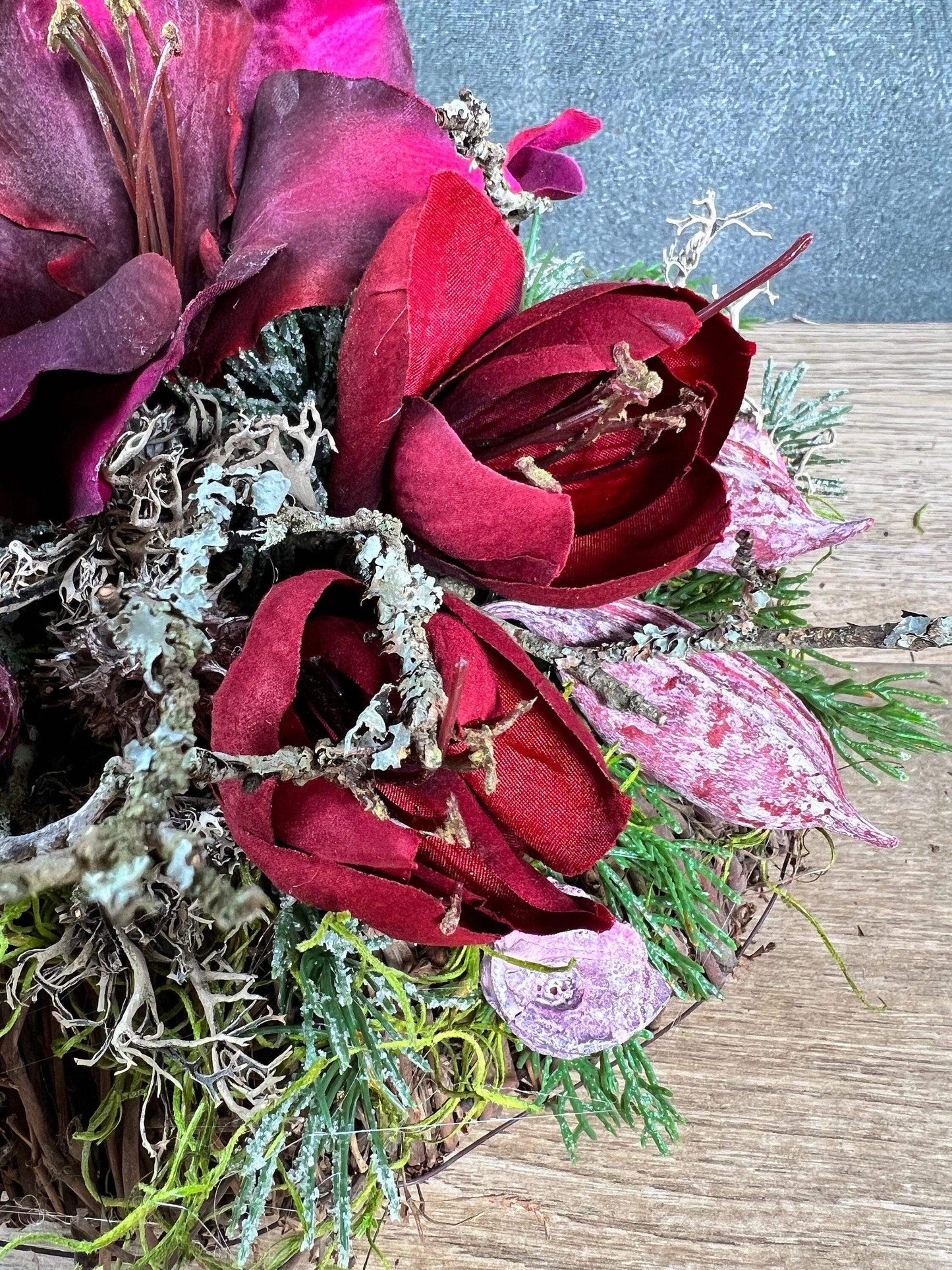 Grabgesteck Allerheiligen Grabschmuck Amaryllis Wunschfarbe Grabdeko Grabdekoration Allerheiligen – handgemacht aus Seiden- und Kunstblumen, langlebig & pflegeleicht von SarahsFlowerStudio
