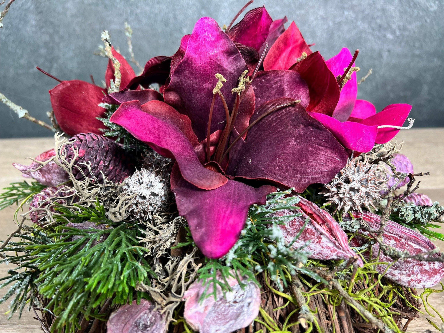 Grabgesteck Allerheiligen Grabschmuck Amaryllis Wunschfarbe Grabdeko Grabdekoration Allerheiligen – handgemacht aus Seiden- und Kunstblumen, langlebig & pflegeleicht von SarahsFlowerStudio