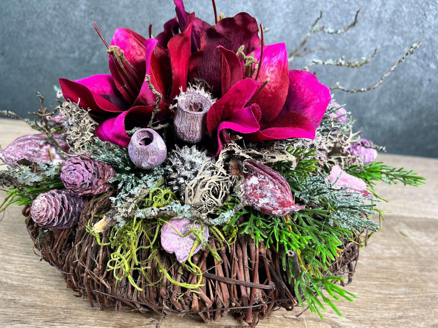Grabgesteck Allerheiligen Grabschmuck Amaryllis Wunschfarbe Grabdeko Grabdekoration Allerheiligen – handgemacht aus Seiden- und Kunstblumen, langlebig & pflegeleicht von SarahsFlowerStudio