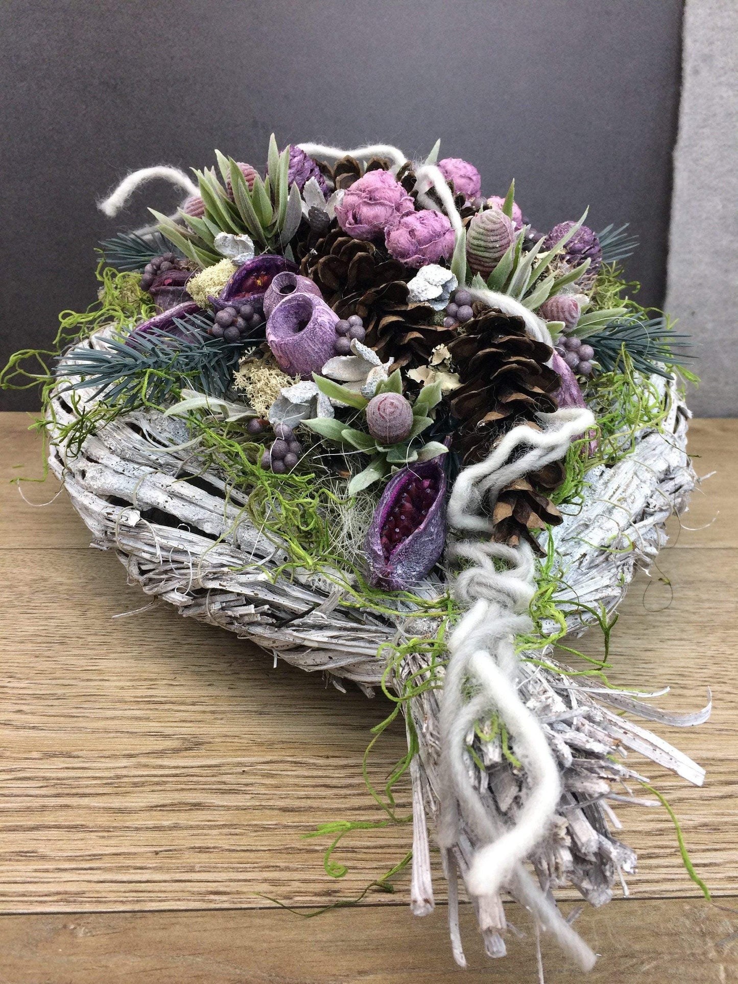 Grabgesteck Allerheiligen Grabschmuck Herz Grabdekoration Deko Tanne Exoten Kapgrün Zapfen Hutzeln Filzschnur Islandmoos Herz – handgemacht aus Seiden- und Kunstblumen, langlebig & pflegeleicht von SarahsFlowerStudio