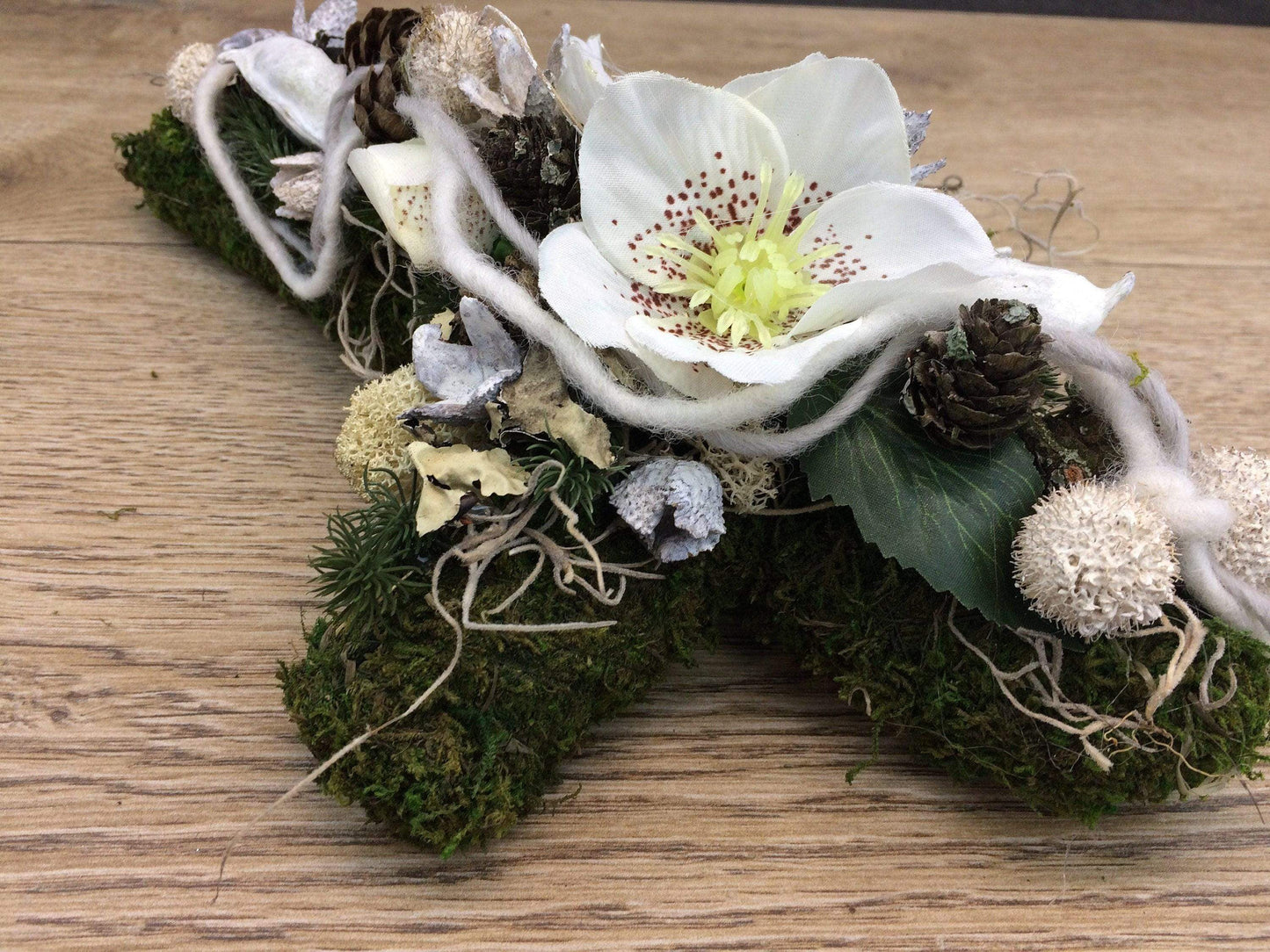 Grabgesteck Grabschmuck Kreuz Christrose Farbwunsch Exoten Tanne Zapfen Hutzeln Allerheiligen Filzschnur Christrosen Grabdeko Grabdekoration – handgemacht aus Seiden- und Kunstblumen, langlebig & pflegeleicht von SarahsFlowerStudio
