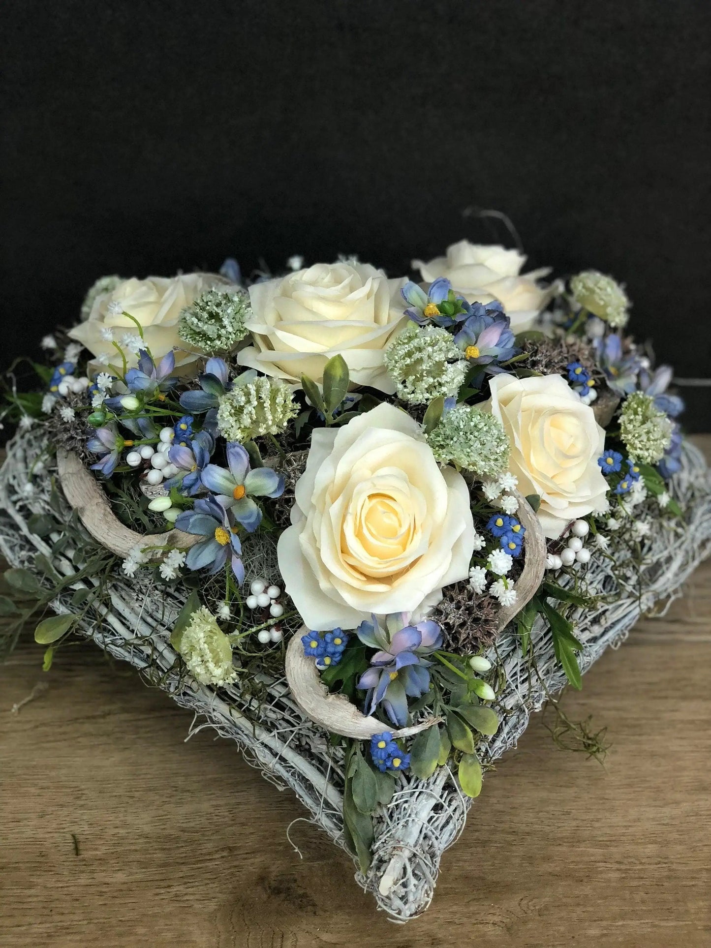 Grabgesteck Rosen Wiesenblumen Grabschmuck Herz Farbwunsch Grabdeko Grabdekoration – handgemacht aus Seiden- und Kunstblumen, langlebig & pflegeleicht von SarahsFlowerStudio