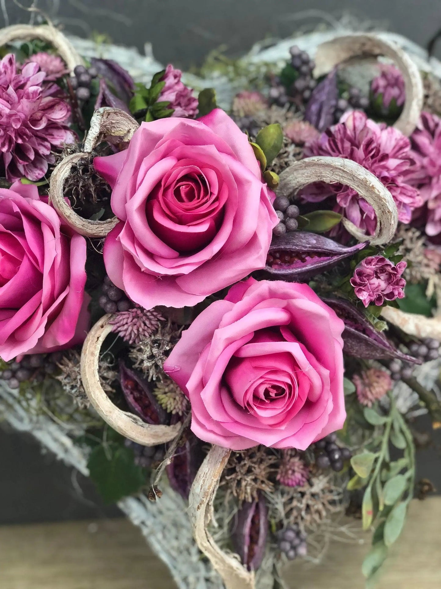 Grabgesteck Rosen Wiesenblumen Grabschmuck Herz Farbwunsch Grabdeko Grabdekoration – handgemacht aus Seiden- und Kunstblumen, langlebig & pflegeleicht von SarahsFlowerStudio