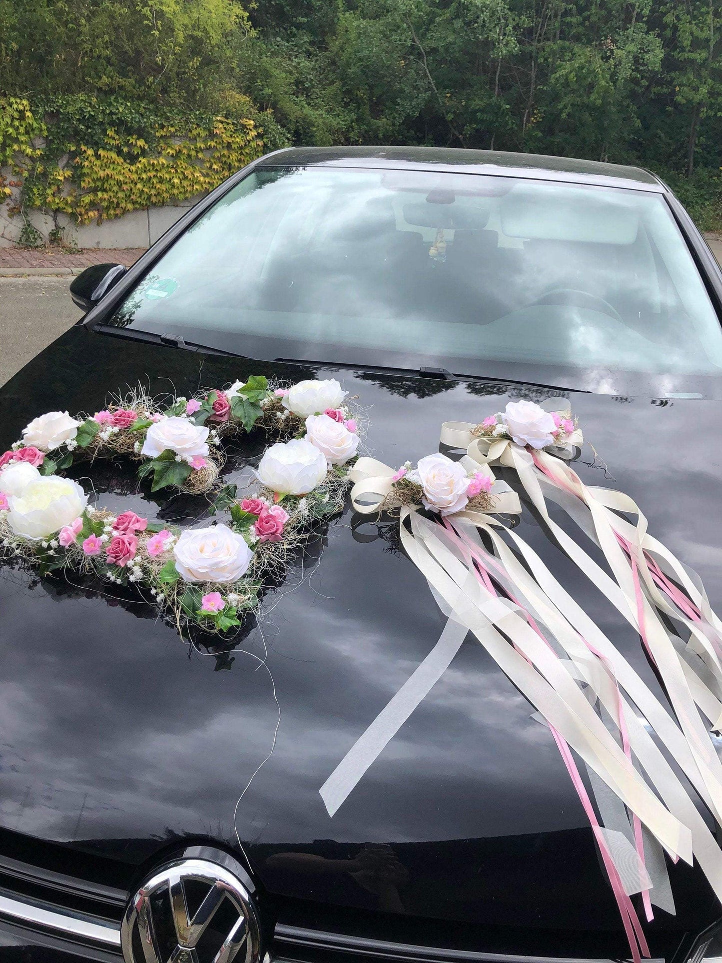 Autoschmuck Set 3 Teilig Herz und Schleifen Autodekoration Autoblumenschmuck Gesteck Hochzeit Pfingstrosen Rose Efeu Schleifen Modern Edel – handgemacht aus Seiden- und Kunstblumen, langlebig & pflegeleicht von SarahsFlowerStudio