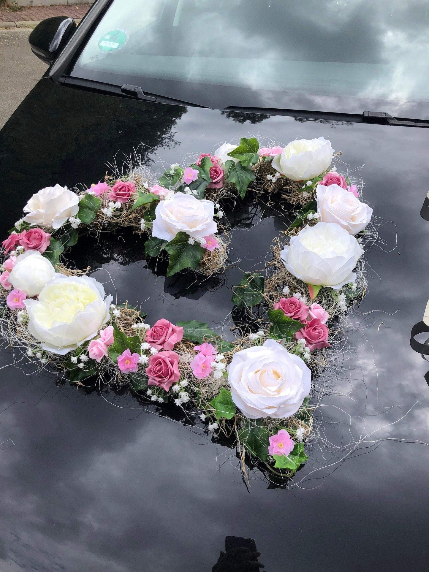 Autoschmuck Set 3 Teilig Herz und Schleifen Autodekoration Autoblumenschmuck Gesteck Hochzeit Pfingstrosen Rose Efeu Schleifen Modern Edel – handgemacht aus Seiden- und Kunstblumen, langlebig & pflegeleicht von SarahsFlowerStudio