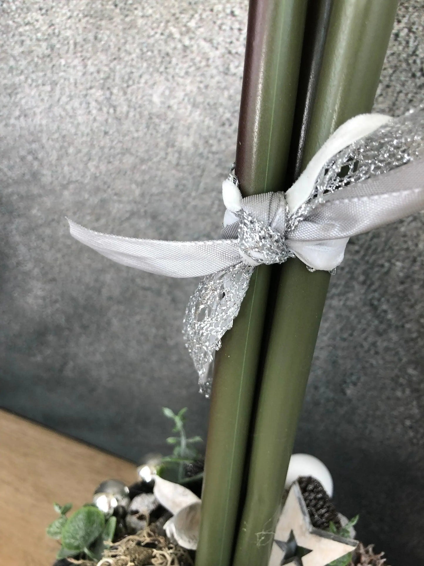 Adventsgesteck Amaryllis Gesteck Eukalyptus Künstlich Modern Zapfen Weiß – handgemacht aus Seiden- und Kunstblumen, langlebig & pflegeleicht von SarahsFlowerStudio