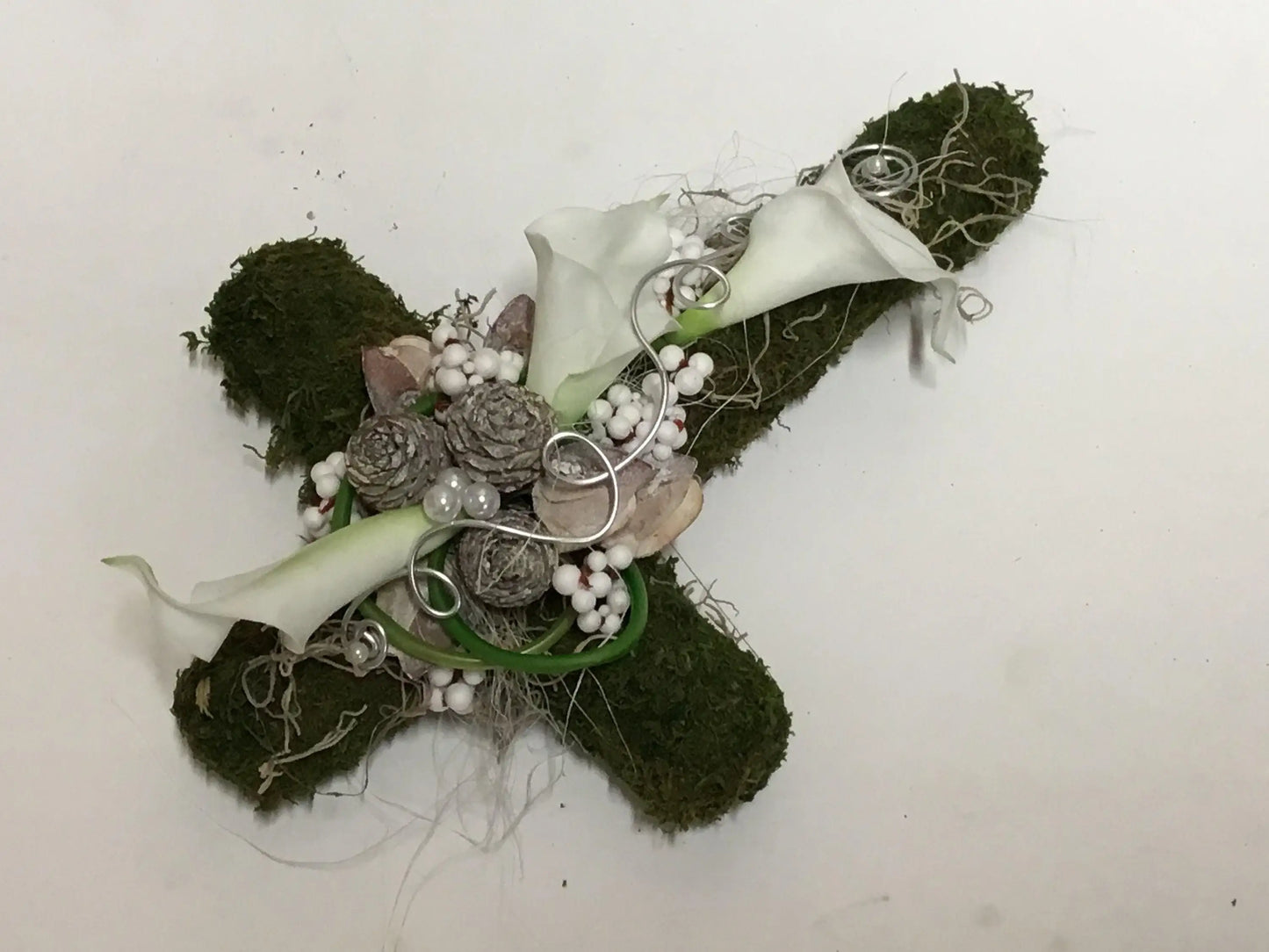 Grabgesteck Grabschmuck Urnengrab Gesteck Grab Allerheiligen Calla Mooskreuz Kreuz Rose Grave Arrangument grave flowers longlasting – handgemacht aus Seiden- und Kunstblumen, langlebig & pflegeleicht von SarahsFlowerStudio