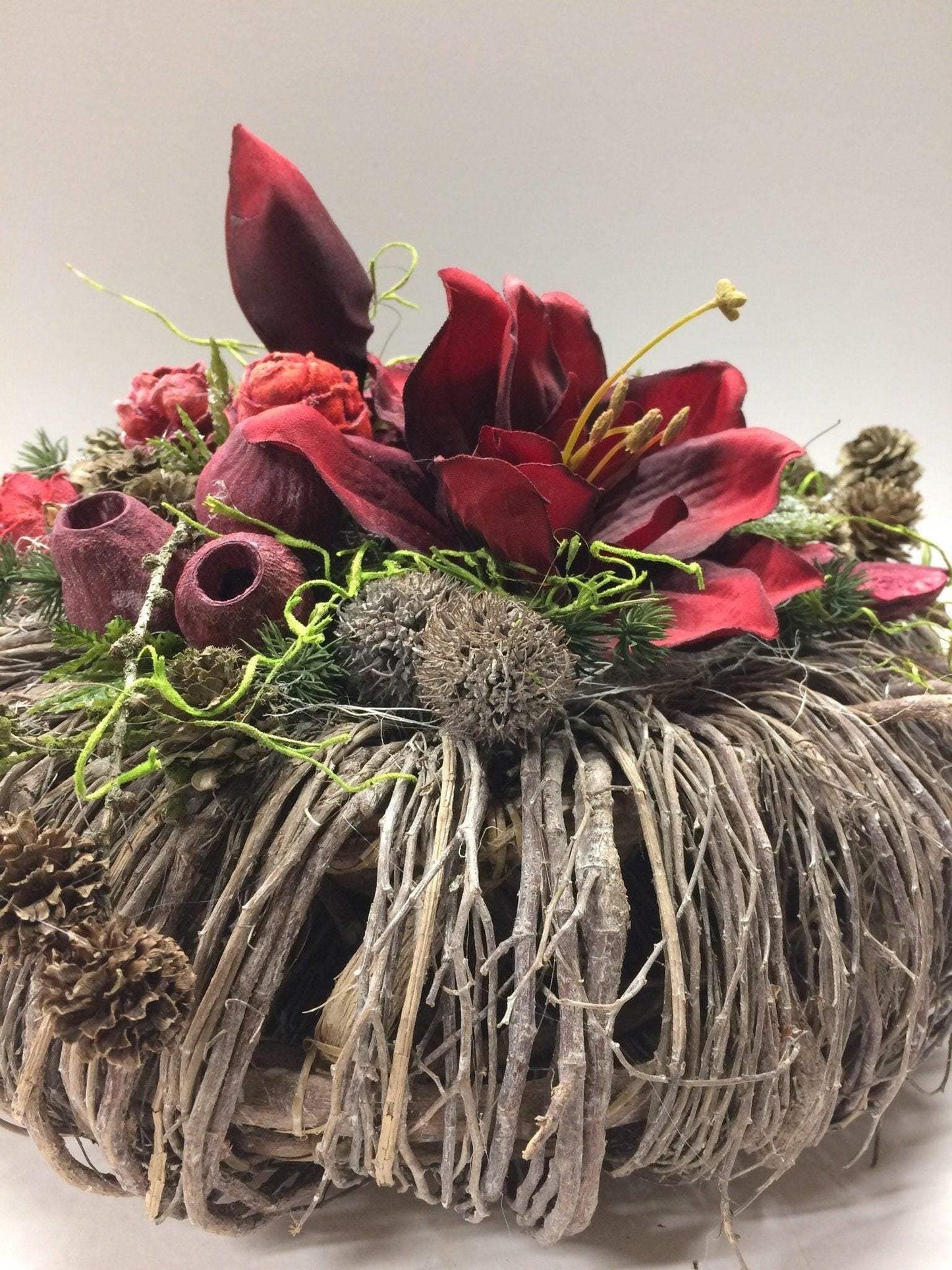 Grabgesteck Allerheiligen Grabschmuck Amaryllis Wunschfarbe Grabdeko Grabdekoration Allerheiligen – handgemacht aus Seiden- und Kunstblumen, langlebig & pflegeleicht von SarahsFlowerStudio