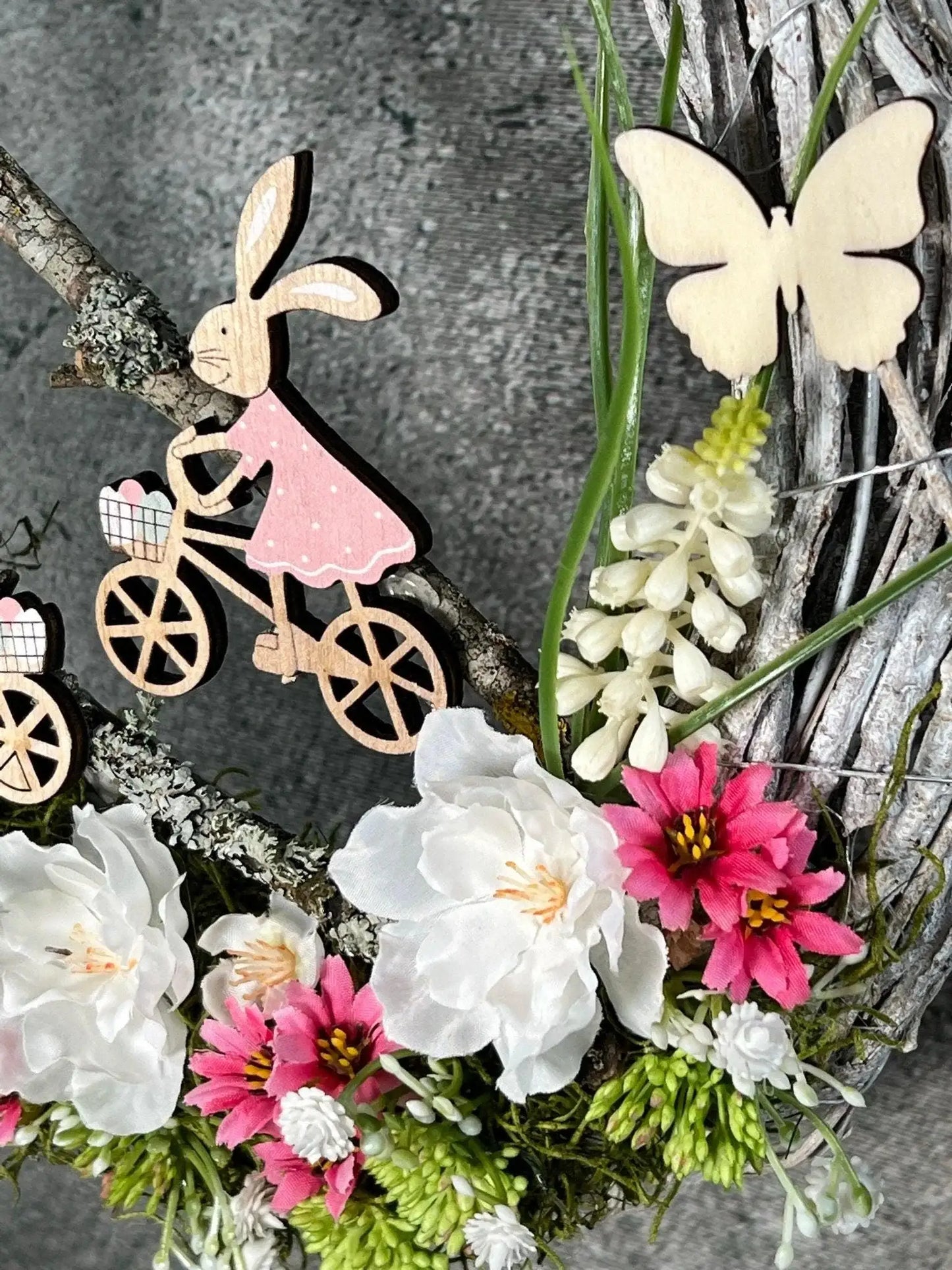 Frühlingskranz Türdeko mit Hasen, Eiern & Schleierkraut – Seidenblumen Osterkranz – Türkranz – SarahsFlowerStudio