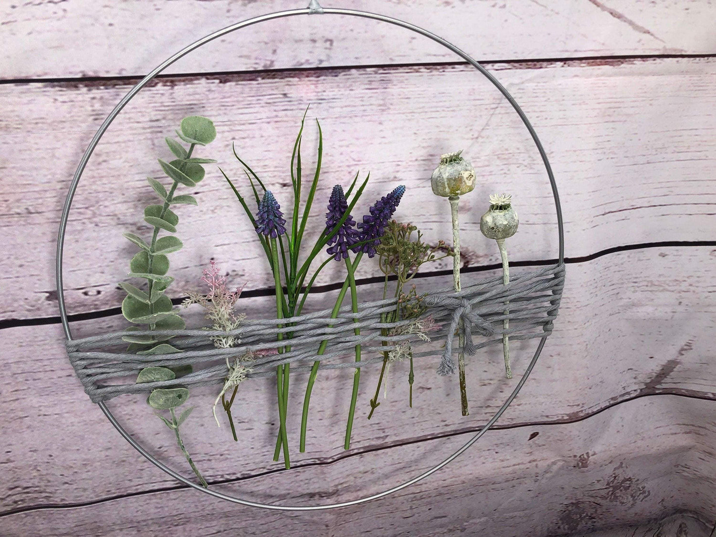 Türkranz Kranz Ring Hyazinthe Traubenhyazinthe Muskari Mohn Eukalyptus Seidenblumen Wandkranz Trockenblumen Natur natürlich Hoop Fensterdeko – handgemacht aus Seiden- und Kunstblumen, langlebig & pflegeleicht von SarahsFlowerStudio