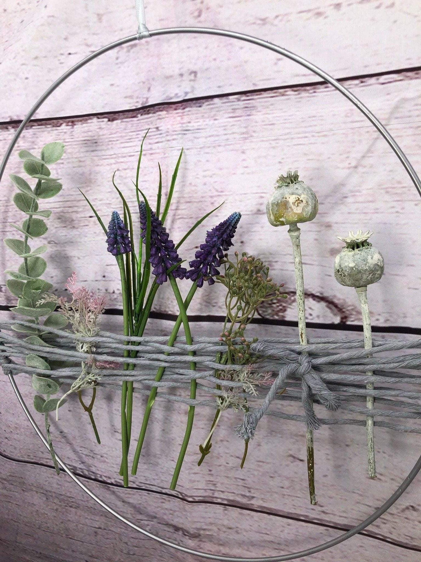 Türkranz Kranz Ring Hyazinthe Traubenhyazinthe Muskari Mohn Eukalyptus Seidenblumen Wandkranz Trockenblumen Natur natürlich Hoop Fensterdeko – handgemacht aus Seiden- und Kunstblumen, langlebig & pflegeleicht von SarahsFlowerStudio