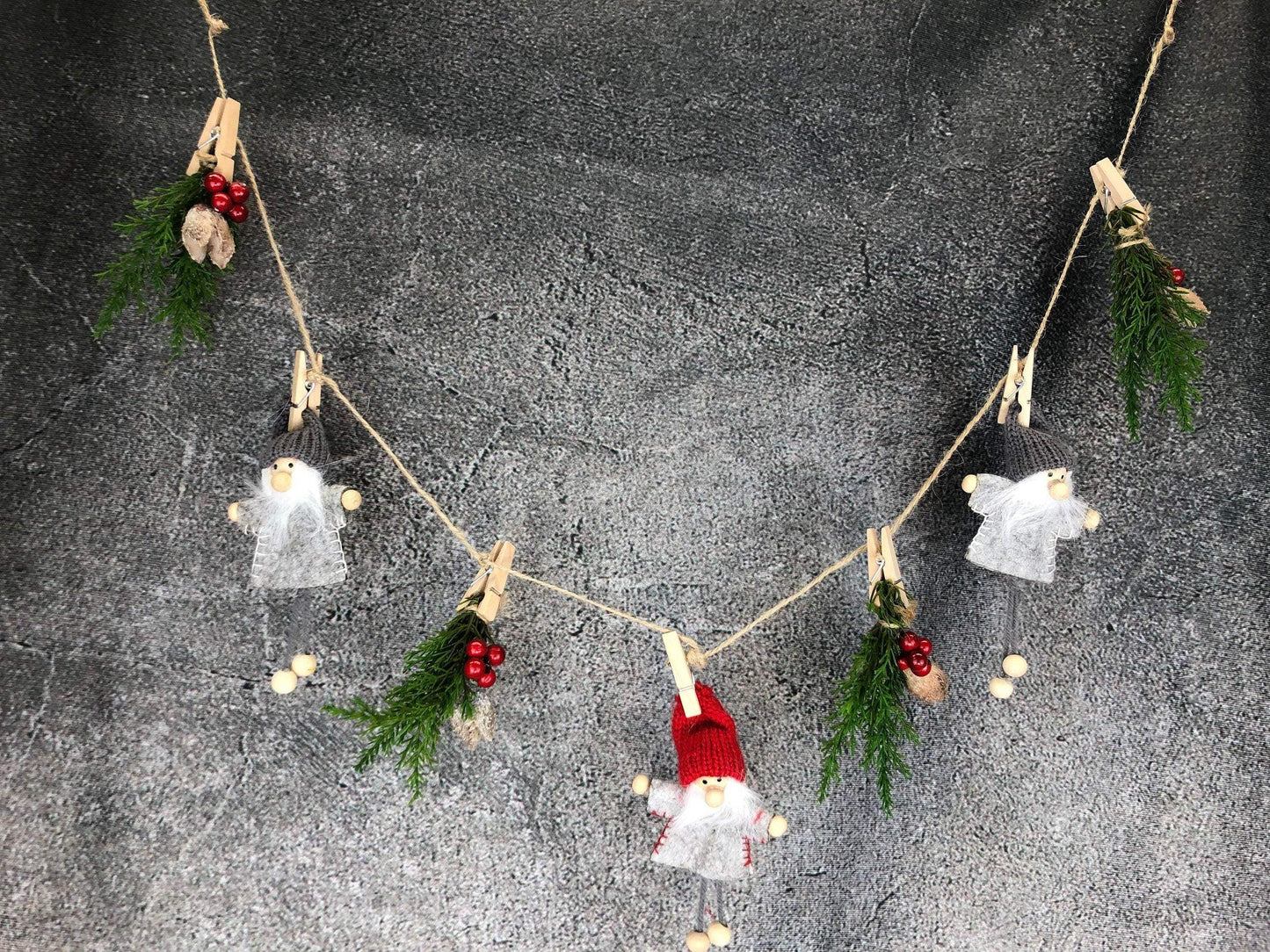 Wichtel Fensterdeko Wäscheleine Wäscheklammer Fensterschmuck Türkranz Thuja Natur natürlich weihnachtlich Weihnachten – handgemacht aus Seiden- und Kunstblumen, langlebig & pflegeleicht von SarahsFlowerStudio