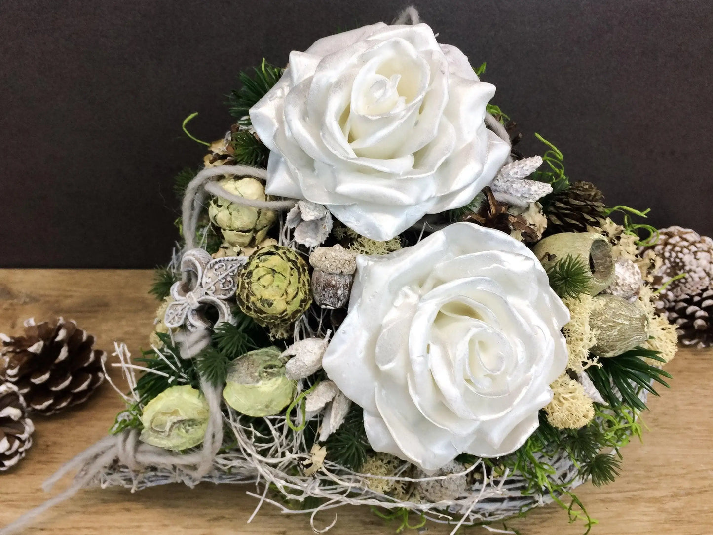Grabgesteck Allerheiligen Wachsrosen Wachsrose Rose Grabschmuck Herz Grabdekoration – handgemacht aus Seiden- und Kunstblumen, langlebig & pflegeleicht von SarahsFlowerStudio