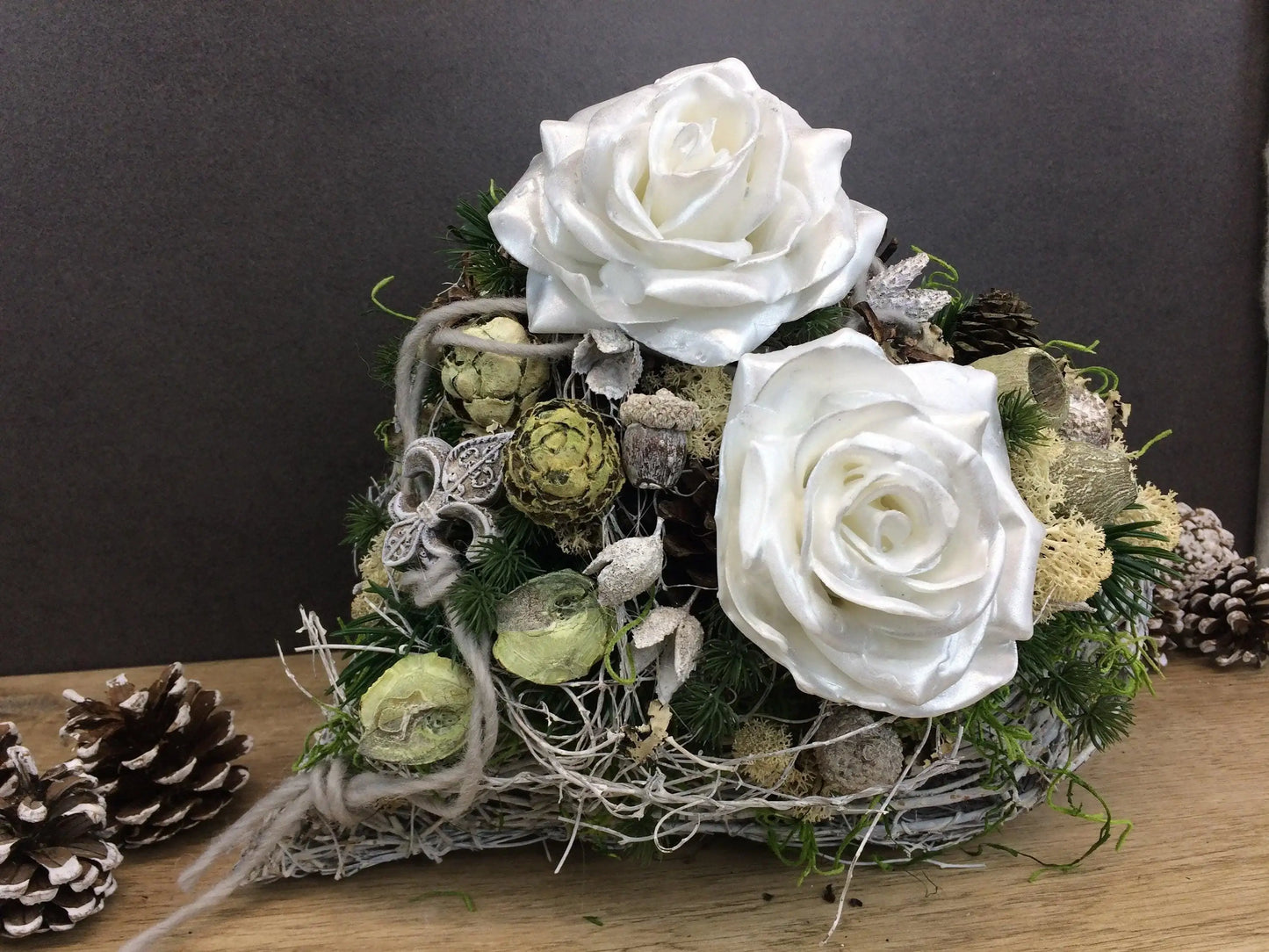 Grabgesteck Allerheiligen Wachsrosen Wachsrose Rose Grabschmuck Herz Grabdekoration – handgemacht aus Seiden- und Kunstblumen, langlebig & pflegeleicht von SarahsFlowerStudio