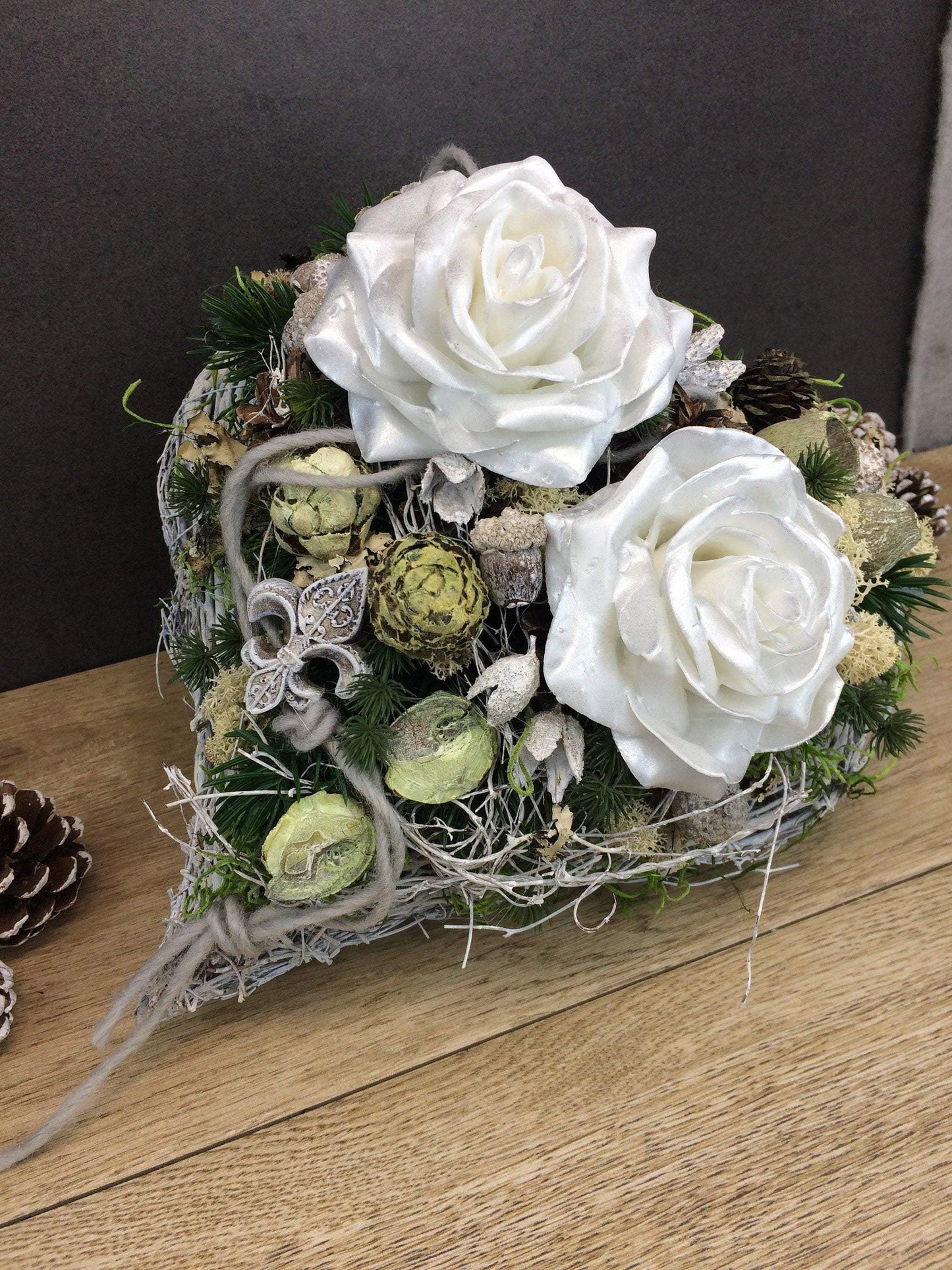 Grabgesteck Allerheiligen Wachsrosen Wachsrose Rose Grabschmuck Herz Grabdekoration – handgemacht aus Seiden- und Kunstblumen, langlebig & pflegeleicht von SarahsFlowerStudio