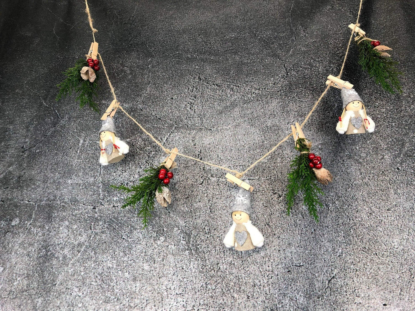 Wichtelmann und Wichtelfrau Fensterdeko Wichtel Wäscheleine Wäscheklammer Fensterschmuck Türkranz Thuja weihnachtlich Weihnachten – handgemacht aus Seiden- und Kunstblumen, langlebig & pflegeleicht von SarahsFlowerStudio