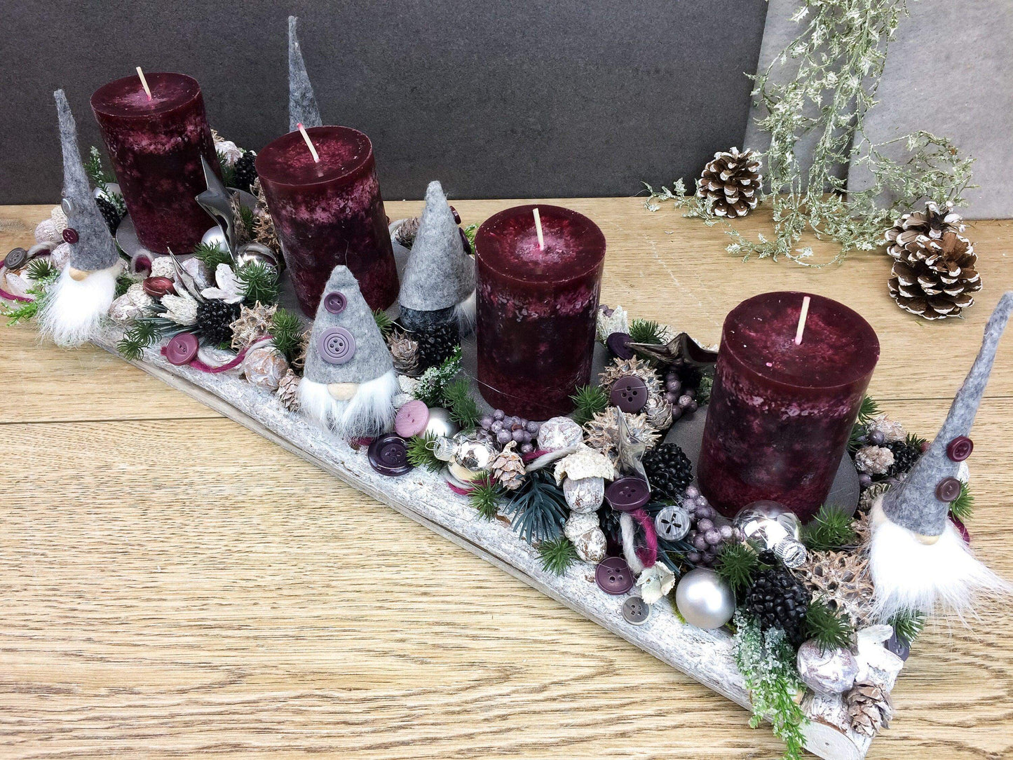 Adventskranz Adventskalender Wichtel Modern Länglich in zwei verschiedenen Größen L und XL – handgemacht aus Seiden- und Kunstblumen, langlebig & pflegeleicht von SarahsFlowerStudio