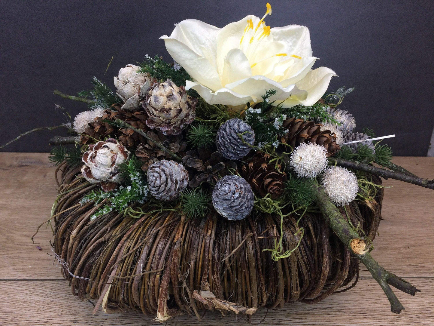 Grabgesteck Allerheiligen 32cm Grabschmuck Amaryllis Wunschfarbe Grabdeko Grabdekoration Allerheiligen – handgemacht aus Seiden- und Kunstblumen, langlebig & pflegeleicht von SarahsFlowerStudio
