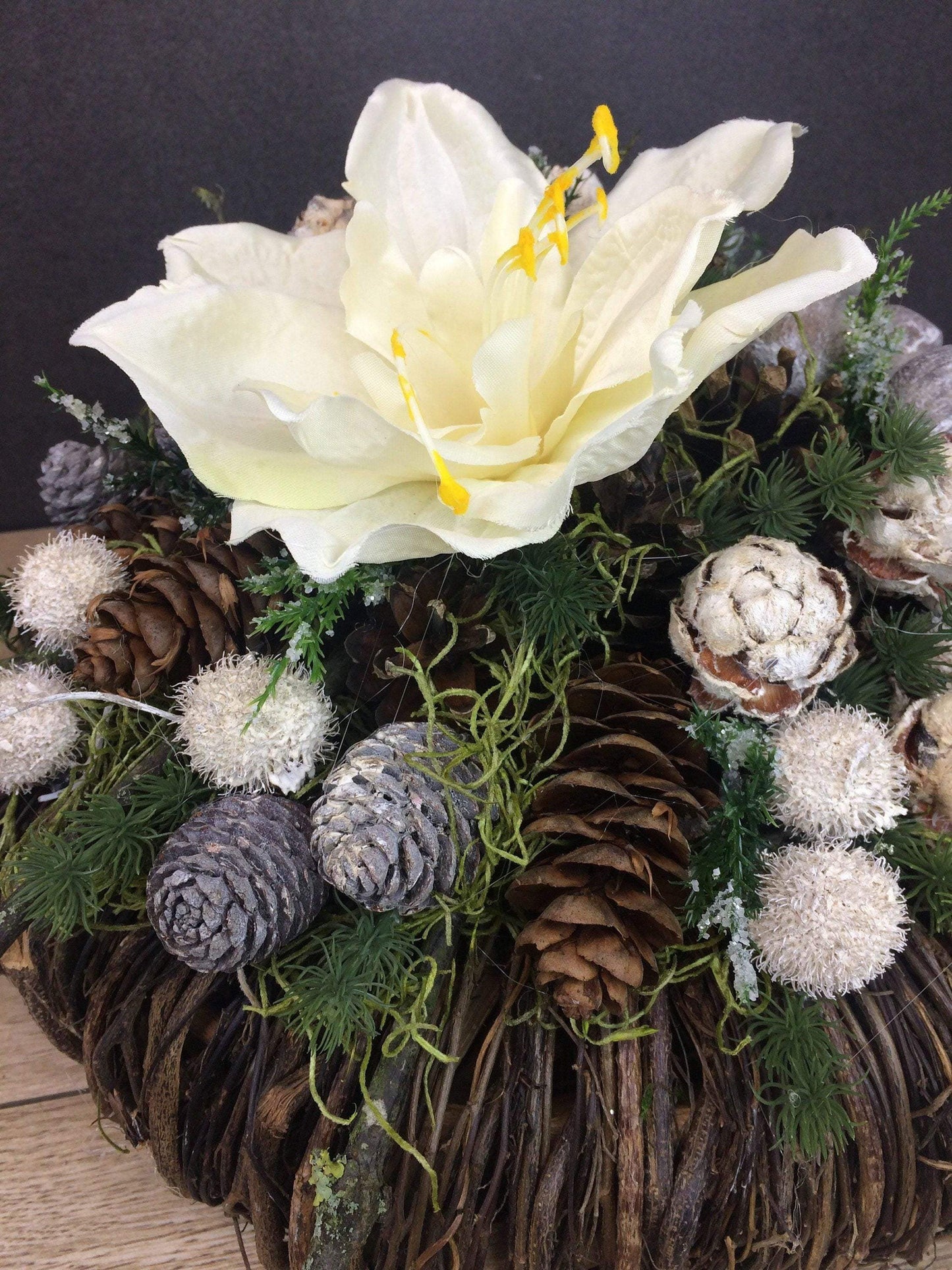 Grabgesteck Allerheiligen 32cm Grabschmuck Amaryllis Wunschfarbe Grabdeko Grabdekoration Allerheiligen – handgemacht aus Seiden- und Kunstblumen, langlebig & pflegeleicht von SarahsFlowerStudio