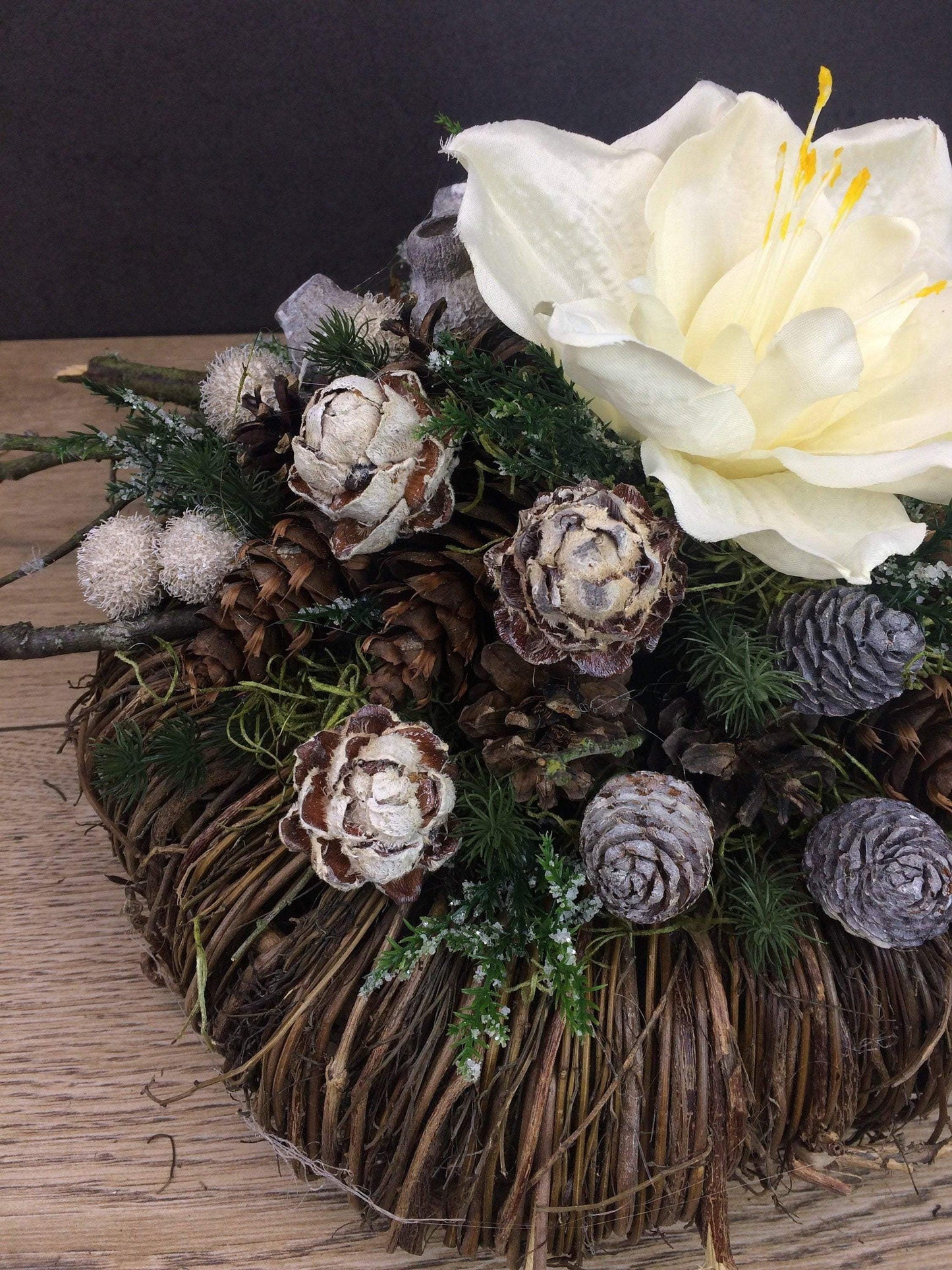 Grabgesteck Allerheiligen 32cm Grabschmuck Amaryllis Wunschfarbe Grabdeko Grabdekoration Allerheiligen – handgemacht aus Seiden- und Kunstblumen, langlebig & pflegeleicht von SarahsFlowerStudio