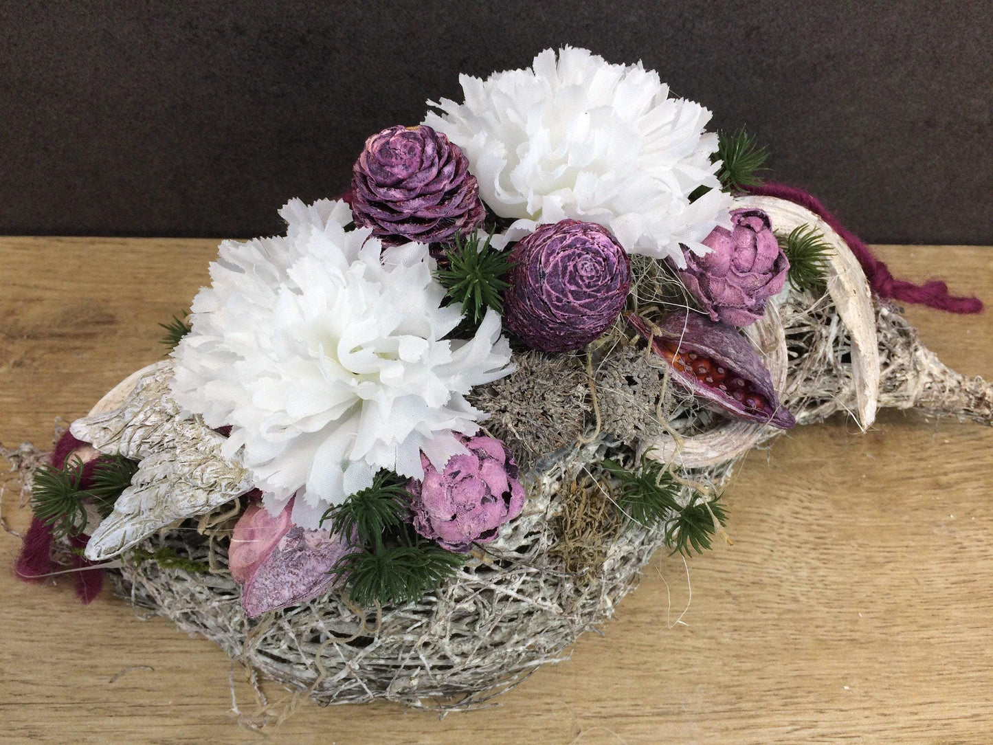 Grabgesteck Grabschmuck Allerheiligen Totensonntag Nelken Exoten Zapfen Gesteck Grab – handgemacht aus Seiden- und Kunstblumen, langlebig & pflegeleicht von SarahsFlowerStudio