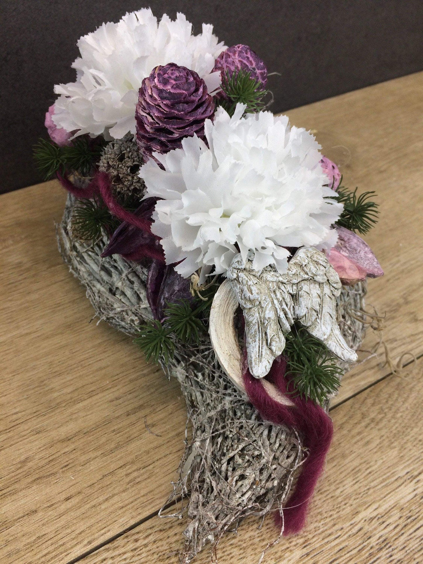 Grabgesteck Grabschmuck Allerheiligen Totensonntag Nelken Exoten Zapfen Gesteck Grab – handgemacht aus Seiden- und Kunstblumen, langlebig & pflegeleicht von SarahsFlowerStudio