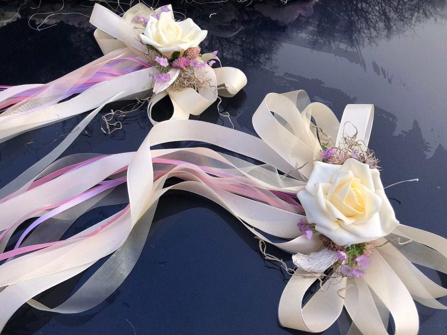 Autoschmuck Set 3 Teilig Herz und Schleifen Autodekoration Autoblumenschmuck Gesteck Hochzeit Pfingstrosen Rose Efeu Schleifen Modern Edel – handgemacht aus Seiden- und Kunstblumen, langlebig & pflegeleicht von SarahsFlowerStudio