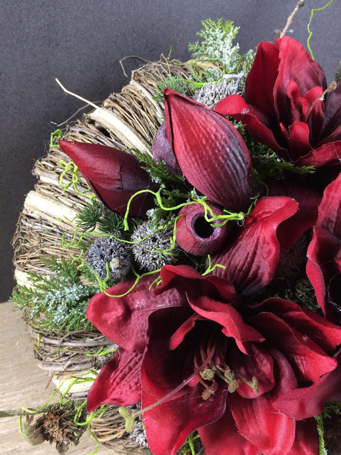 Grabgesteck Allerheiligen 32cm Christiane Grabschmuck Amaryllis Rot Grabdeko Grabdekoration – handgemacht aus Seiden- und Kunstblumen, langlebig & pflegeleicht von SarahsFlowerStudio