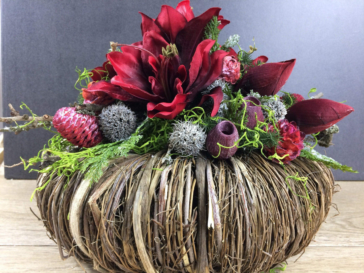 Grabgesteck Allerheiligen 32cm Christiane Grabschmuck Amaryllis Rot Grabdeko Grabdekoration – handgemacht aus Seiden- und Kunstblumen, langlebig & pflegeleicht von SarahsFlowerStudio
