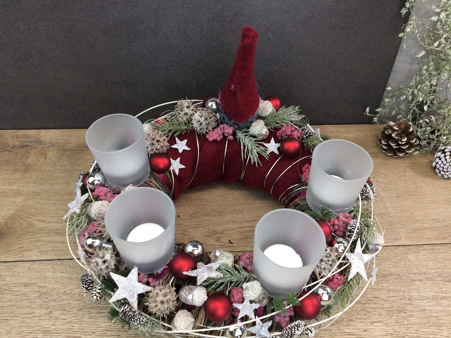 Adventskranz Gläser Wichtel Kugel Sterne Draht Tanne Filz Haltbar Künstlich – handgemacht aus Seiden- und Kunstblumen, langlebig & pflegeleicht von SarahsFlowerStudio