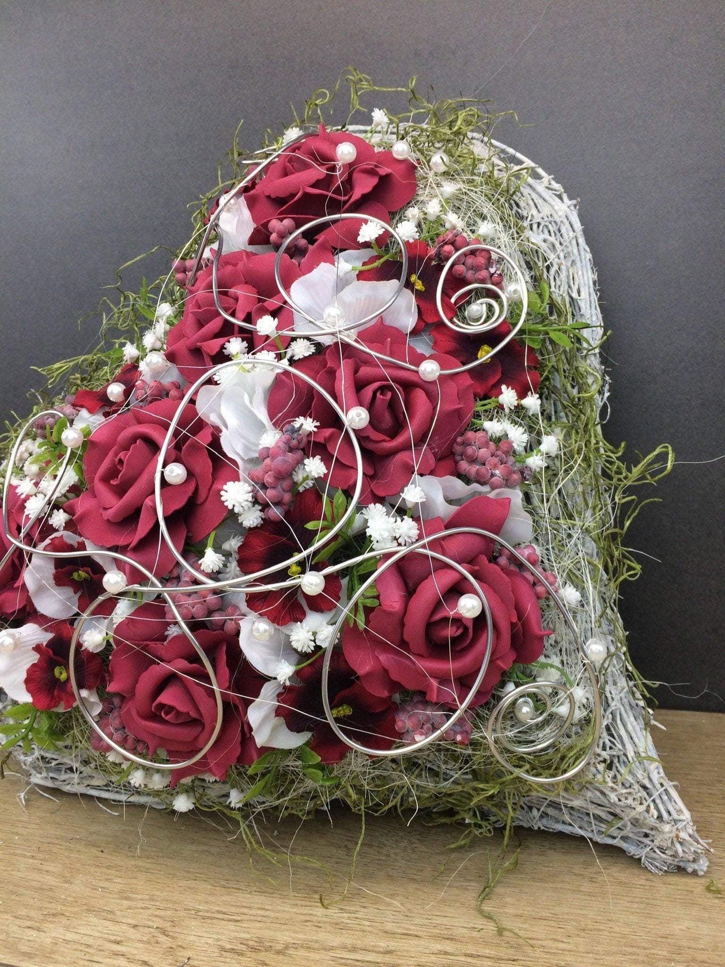 Grabgesteck Rosen Hortensien Grabschmuck Herz Farbwunsch Grabdeko Grabdekoration – handgemacht aus Seiden- und Kunstblumen, langlebig & pflegeleicht von SarahsFlowerStudio