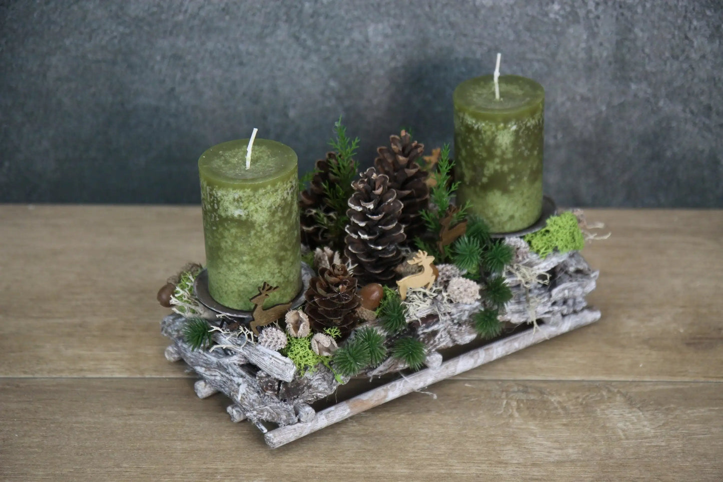 Adventsgesteck Hirsch Modern Länglich Moos Thuja Zapfen Eicheln – handgemacht aus Seiden- und Kunstblumen, langlebig & pflegeleicht von SarahsFlowerStudio