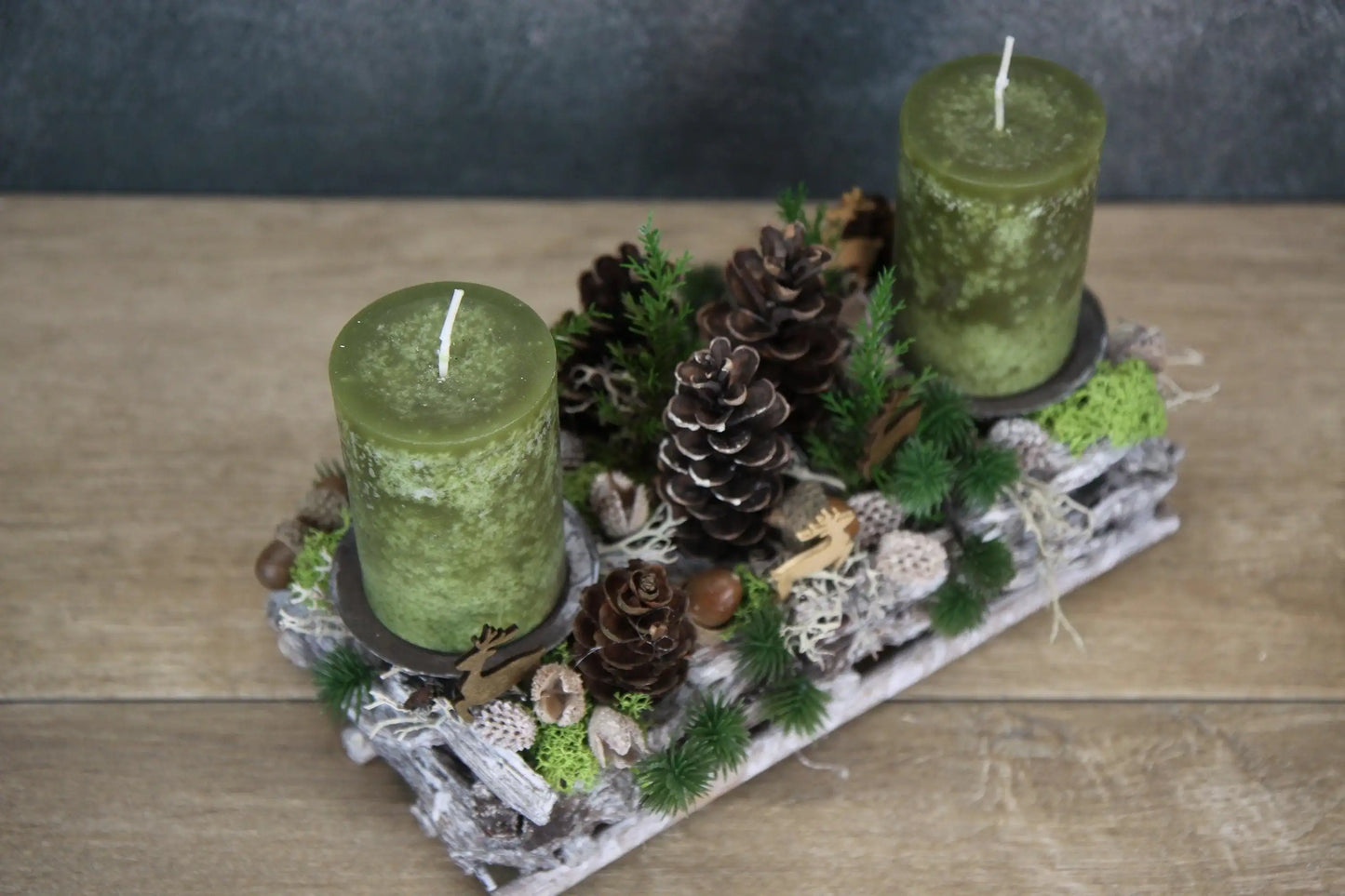Adventsgesteck Hirsch Modern Länglich Moos Thuja Zapfen Eicheln – handgemacht aus Seiden- und Kunstblumen, langlebig & pflegeleicht von SarahsFlowerStudio