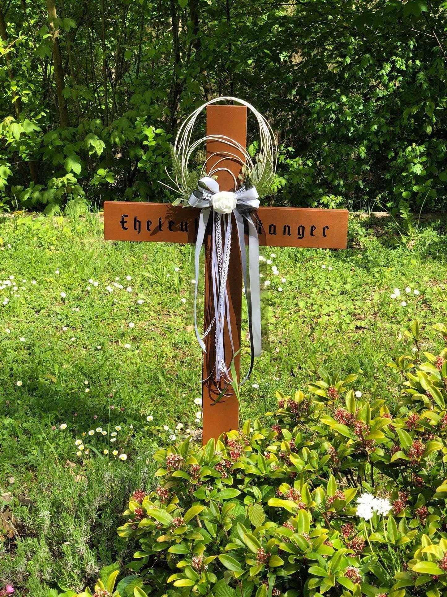Grabgesteck Grabschmuck Schleife Trauerschleife Kreuz Kreuzschleife Kreuzdeko Grabdeko Grabdekoration – handgemacht aus Seiden- und Kunstblumen, langlebig & pflegeleicht von SarahsFlowerStudio