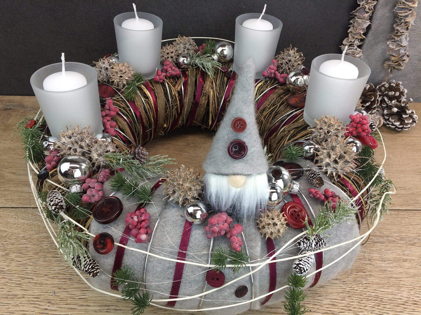 Adventskranz Wichtel Wunschfarbe Silber Grau Kugeln Sterne Eicheln Knöpfe Beeren – handgemacht aus Seiden- und Kunstblumen, langlebig & pflegeleicht von SarahsFlowerStudio