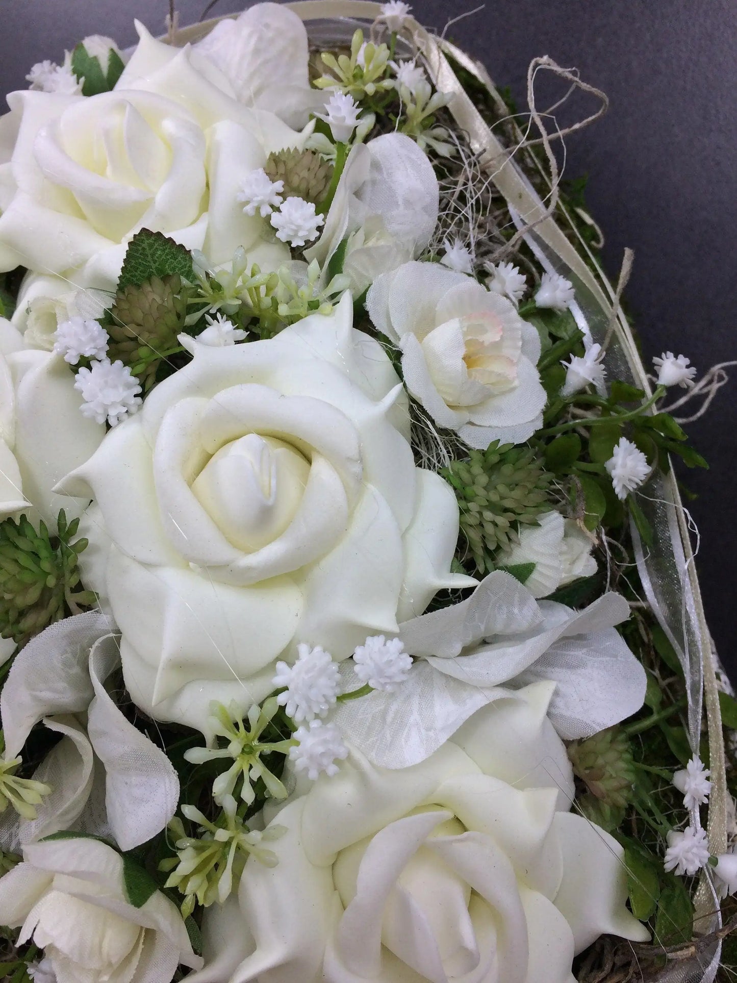 Grabgesteck Grabschmuck Herz Rosen Grabdeko Grabdekoration – handgemacht aus Seiden- und Kunstblumen, langlebig & pflegeleicht von SarahsFlowerStudio
