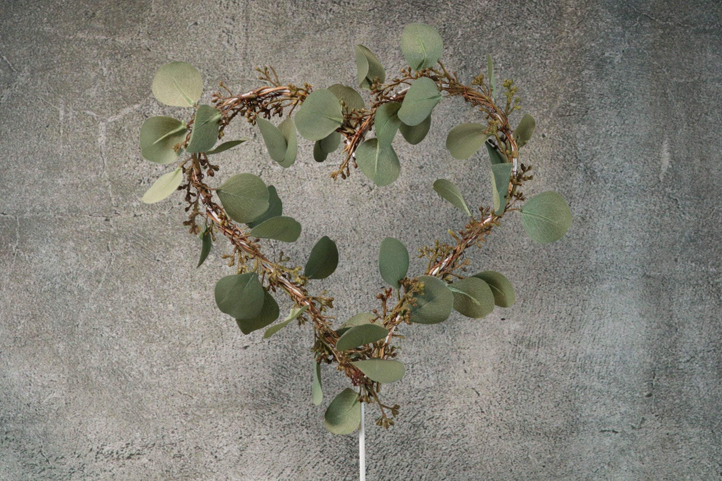 Tischdekoration Fensterdeko Eukalyptus Fensterdekoration Deko Herz Ring Euka Eukalyptusfrüchte Metall Metallherz auf Fuß – handgemacht aus Seiden- und Kunstblumen, langlebig & pflegeleicht von SarahsFlowerStudio
