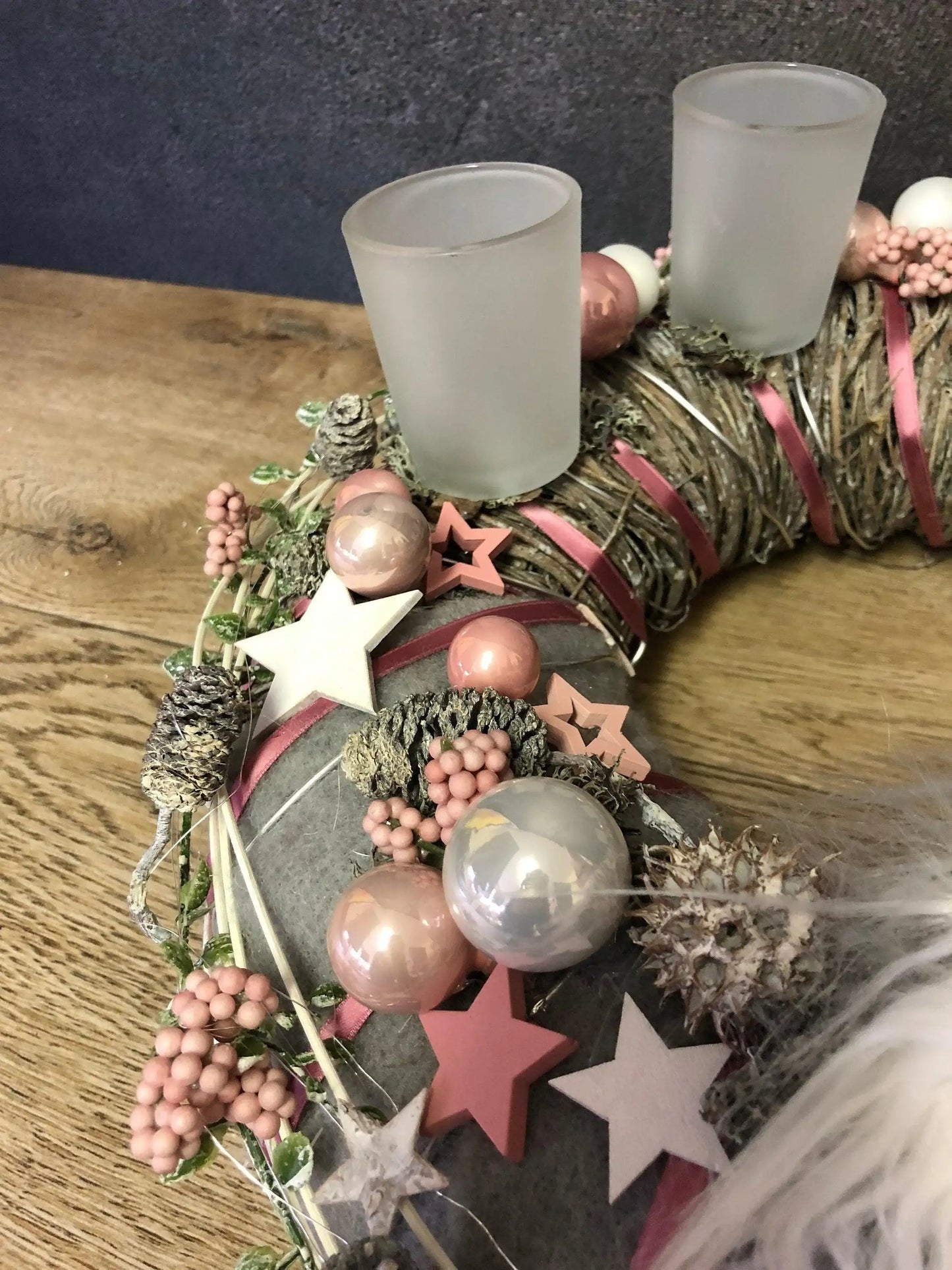 Adventskranz Gläser Wichtel Kugel Sterne Draht Tanne Filz Haltbar Künstlich – handgemacht aus Seiden- und Kunstblumen, langlebig & pflegeleicht von SarahsFlowerStudio