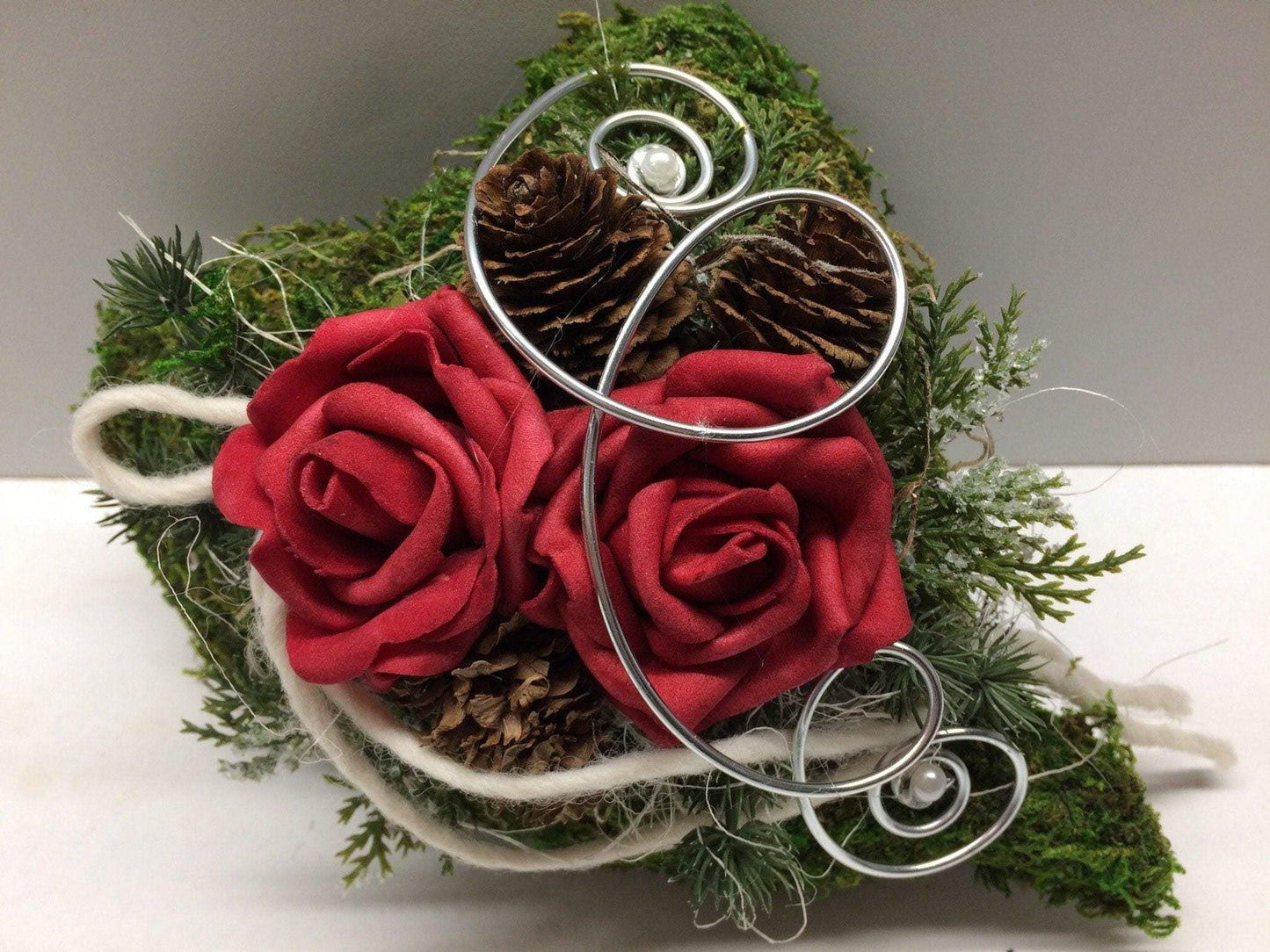 Grabgesteck Grabschmuck Allerheiligen Moosherz 20cm Grabdeko Grabdekoration – handgemacht aus Seiden- und Kunstblumen, langlebig & pflegeleicht von SarahsFlowerStudio