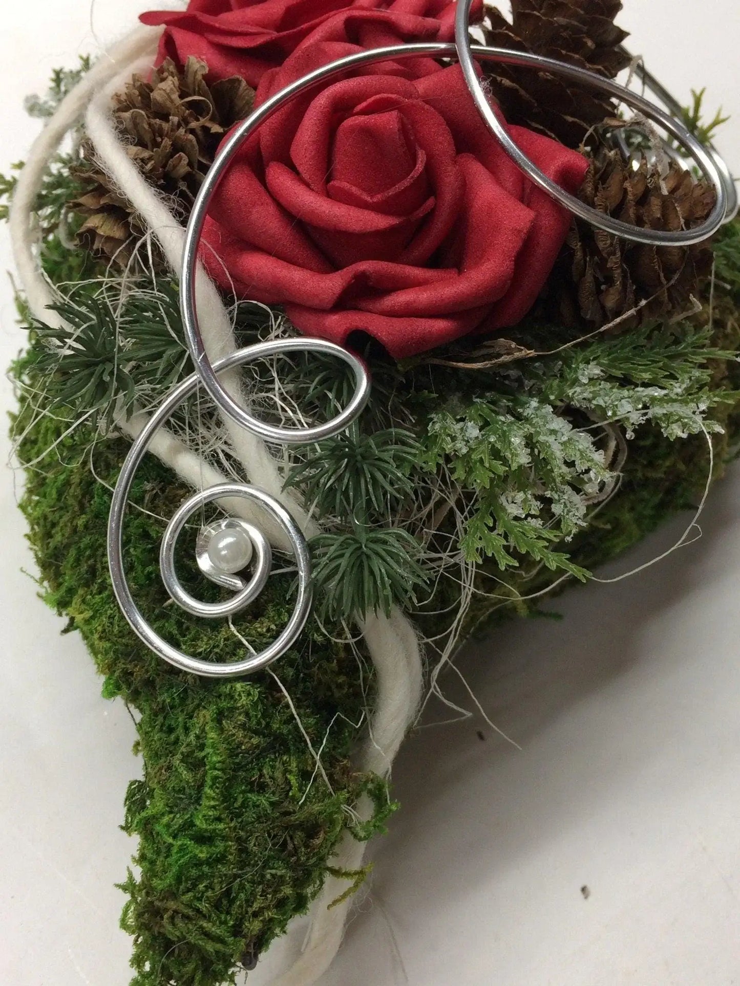 Grabgesteck Grabschmuck Allerheiligen Moosherz 20cm Grabdeko Grabdekoration – handgemacht aus Seiden- und Kunstblumen, langlebig & pflegeleicht von SarahsFlowerStudio