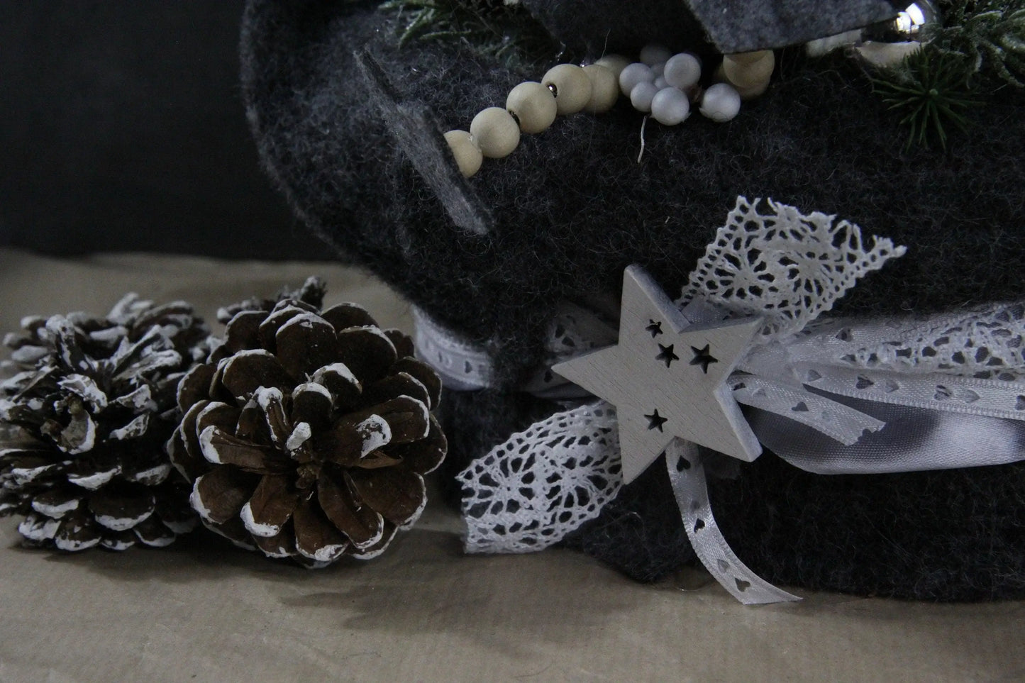 Adventskranz Adventskalender – handgemacht aus Seiden- und Kunstblumen, langlebig & pflegeleicht von SarahsFlowerStudio