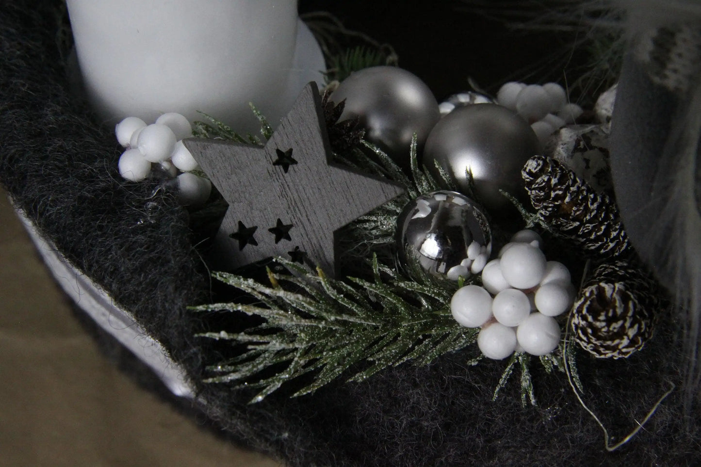 Adventskranz Adventskalender – handgemacht aus Seiden- und Kunstblumen, langlebig & pflegeleicht von SarahsFlowerStudio