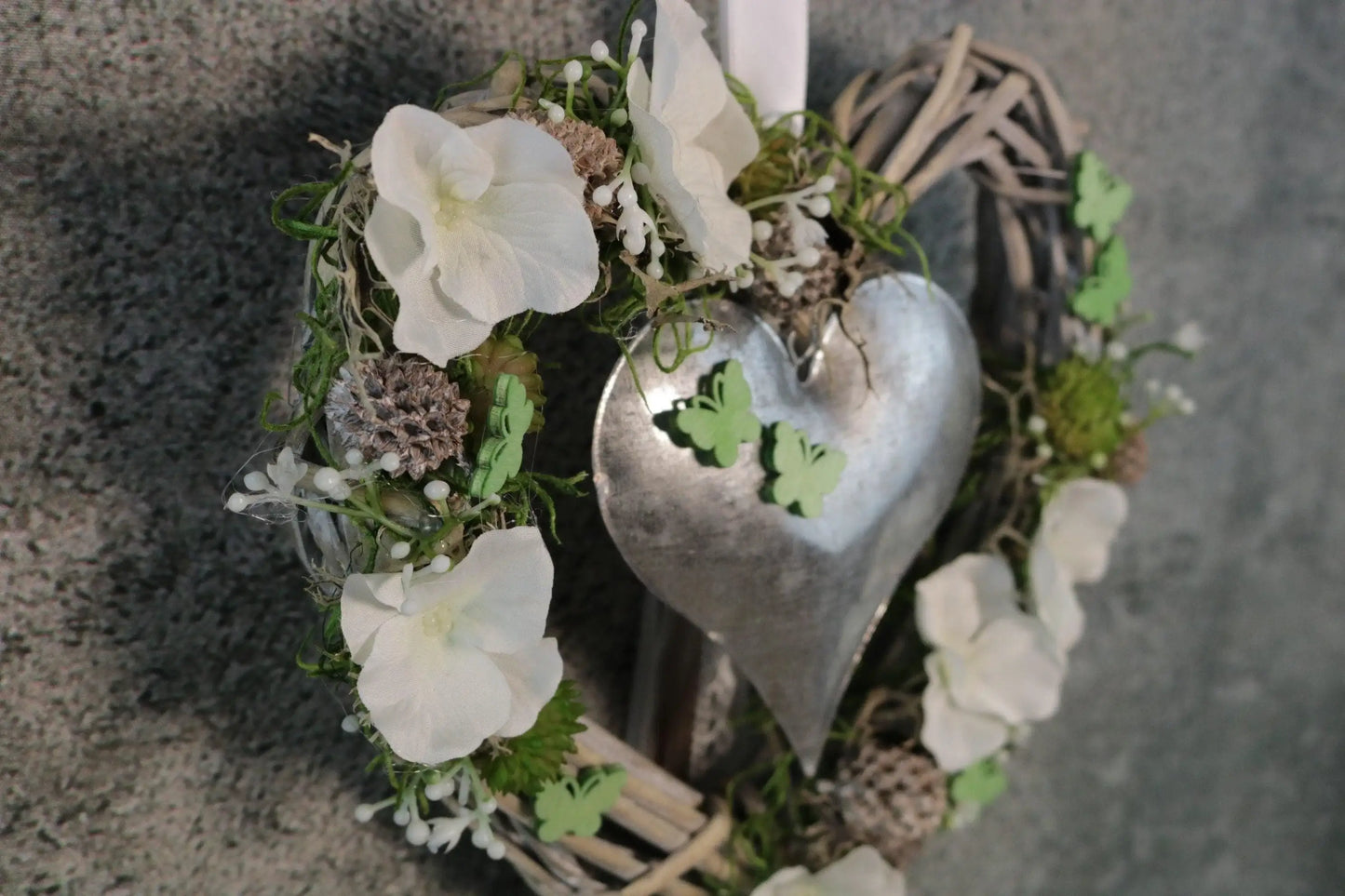 Türkranz Türdeko Türschmuck Herz Modern ganzjährig Tür Hortensie Schmetterling Schleierkraut – handgemacht aus Seiden- und Kunstblumen, langlebig & pflegeleicht von SarahsFlowerStudio